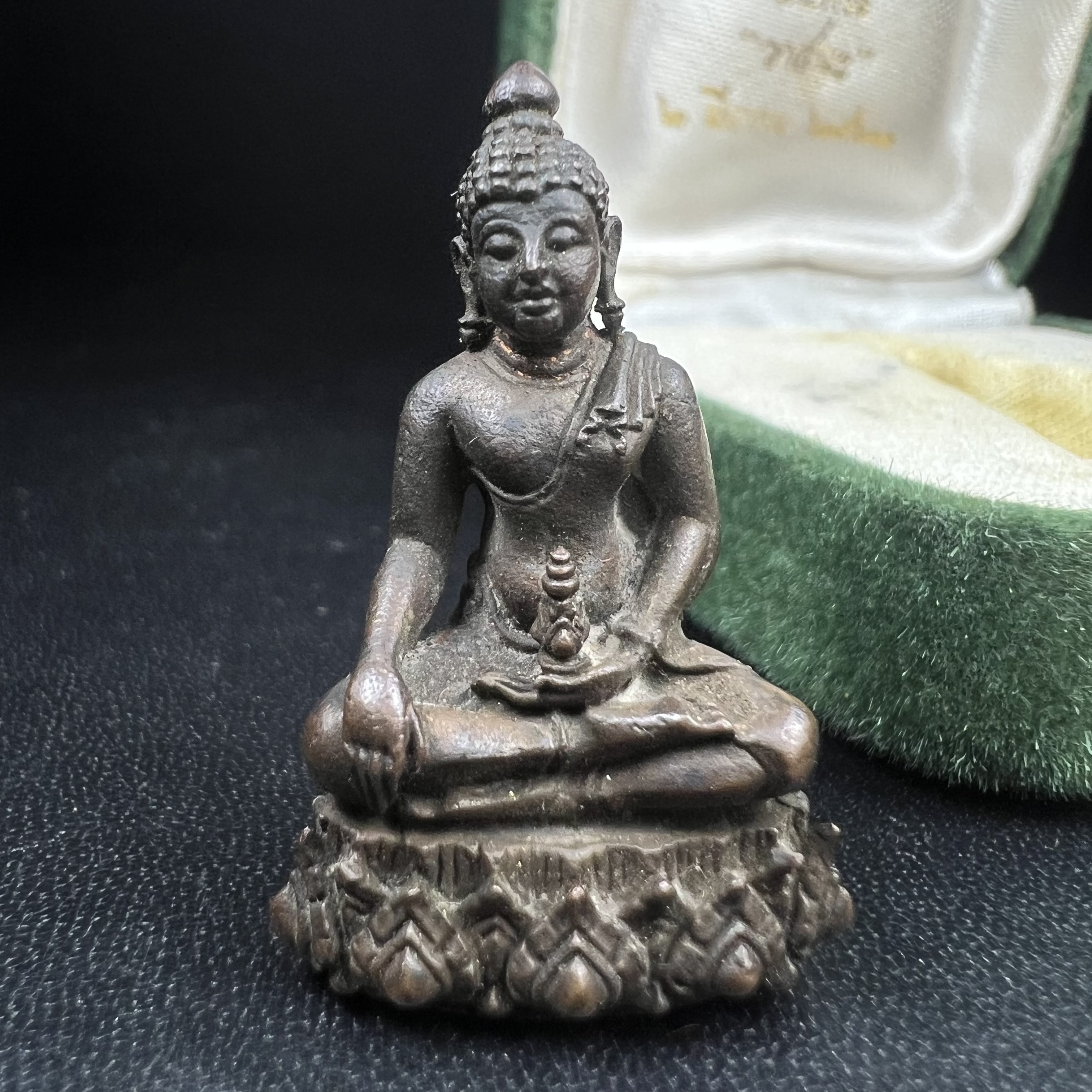 พระกริ่งวาสนา 80 พรรษา สมเด็จพระสังฆราช (วาสน์) วัดราชบพิธฯ ปี2521 เนื้อนวโลหะ(ตอกโค๊ตพระปิดตา) โดยมีหลวงปู่โต๊ะ วัดประดู่ฉิมพลีร่วมปลุกเสก พร้อมกล่องบรรจุเดิม(หายาก)