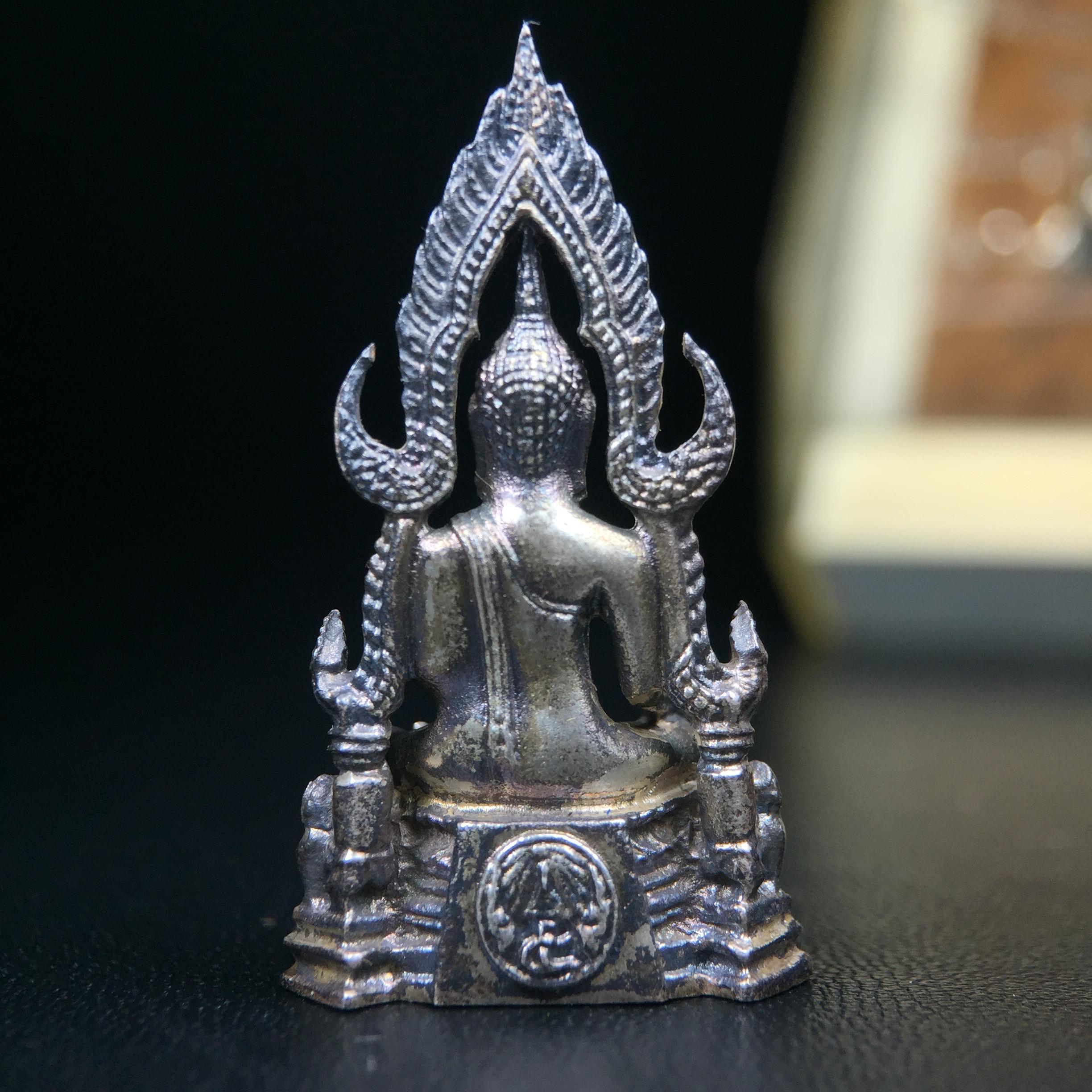 พระกริ่งพระพุทธชินราช มวก. วัดเบญจมบพิตร ปี 2519(รุ่นพิเศษ รุ่นแรก รุ่นเดียว)เนื้อเงิน(สภาพสวยผิวเดิมติดรุ้งผิวขึ้นน้ำทองสวยมีเสน่ห์ตามกาลเวลา)(ในหลวงรัชกาลที่9และสมเด็จพระราชินีเสด็จฯเททอง)(พิธีใหญ่ เกจิอาจารย์ในยุคยอดนิยมร่วมปลุกเสก) (องค์หมายเลข ๒๕๓๐)