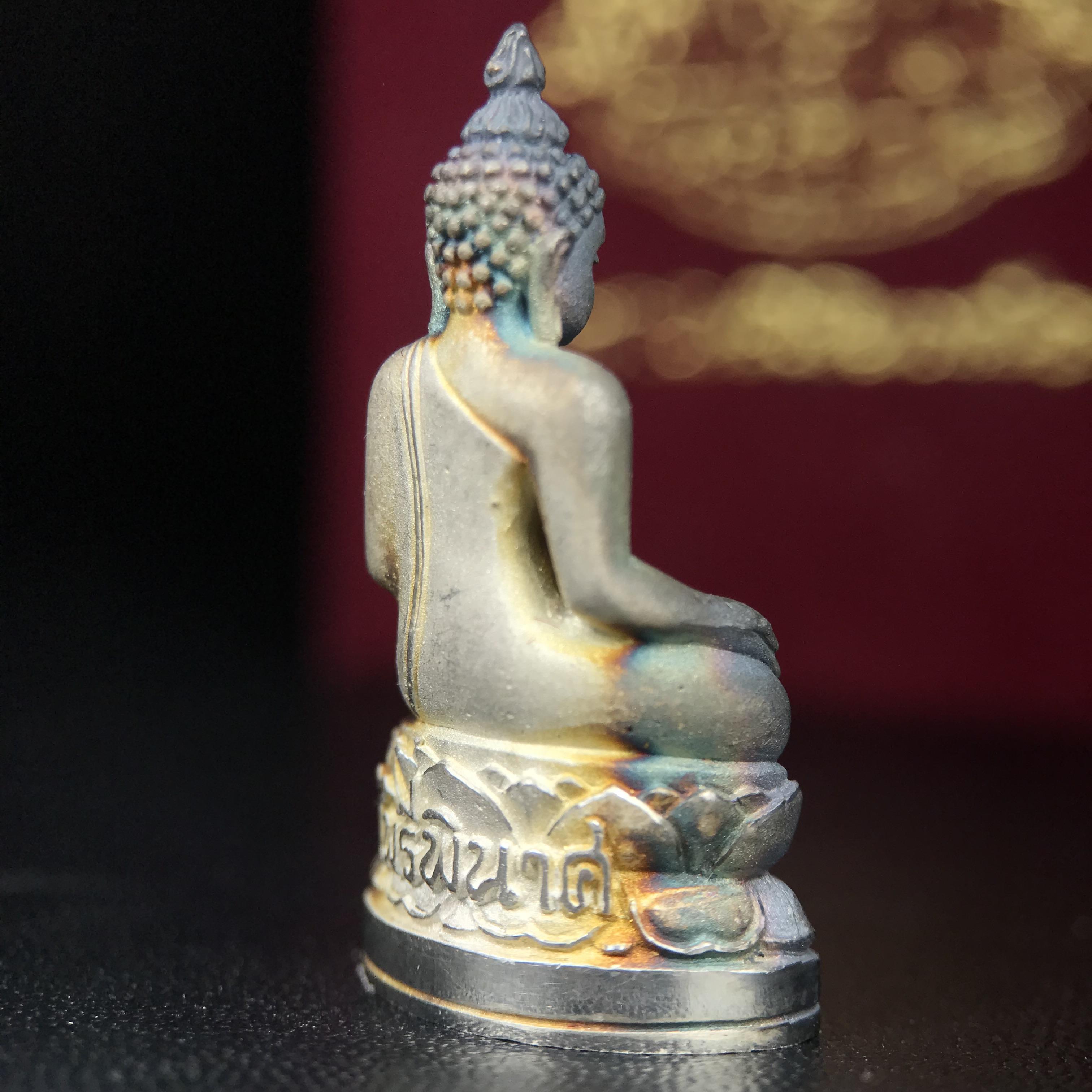 พระกริ่งไพรีพินาศ ตรากาญจนาภิเษก วัดบวรนิเวศวิหาร ที่ระลึกในหลวงรัชกาลที่9 ครองสิริราชสมบัติครบ 50ปี เนื้อเงิน(สภาพผิวเดิมขึ้นสีรุ้งธรรมชาติสวยแบบนิยม)(เสน่ห์พระเนื้อเงินสีสันที่ธรรมชาติสรรค์สร้าง)เข้มขลังทรงอานุภาพยิ่งใหญ่ กำราบศัตรูพ่ายสิ้น พระไพรีพินาศ