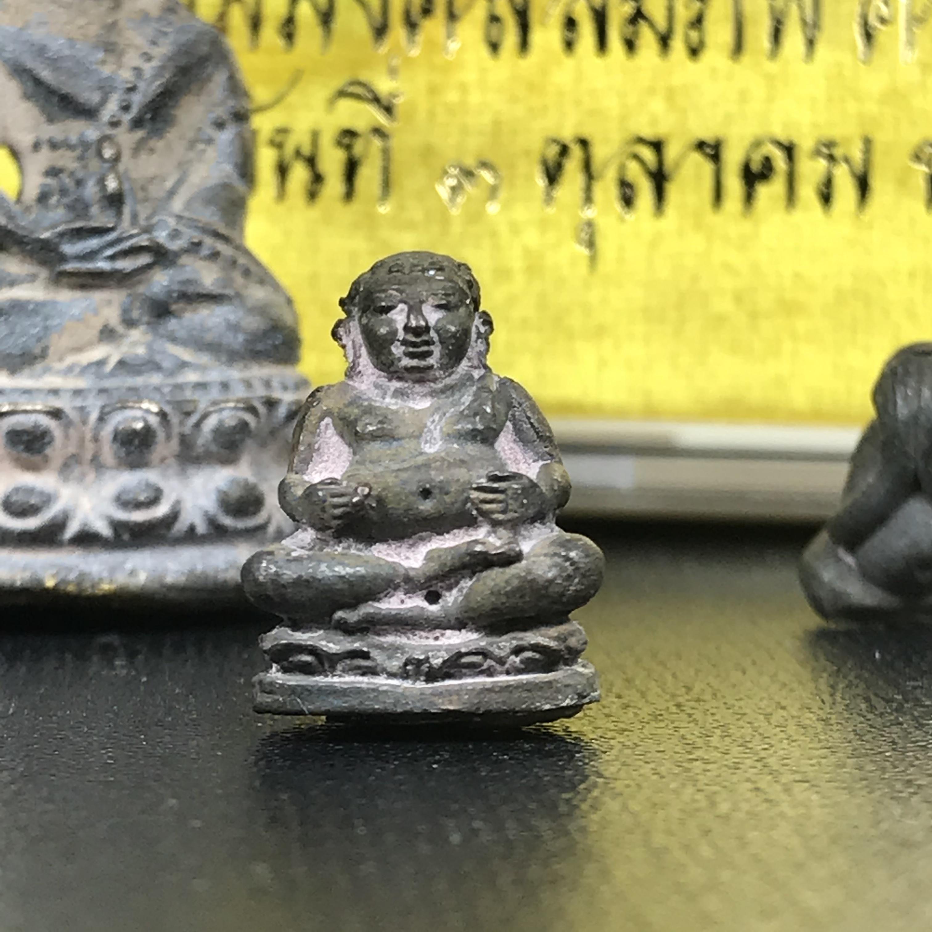 พระกริ่งชินบัญชรฉลองพระชันษา 100 ปี สมเด็จพระญาณสังวร วัดบวรนิเวศวิหาร ปี 2556 ชุดนำฤกษ์เนื้อนวโลหะแก่ทองคำ ก้นอุดผงสมเด็จพระสังฆราช (1 ใน 356 ชุด) พิธีใหญ่ มวลสารเด่น นิยมและหายากมากในปัจจุบัน