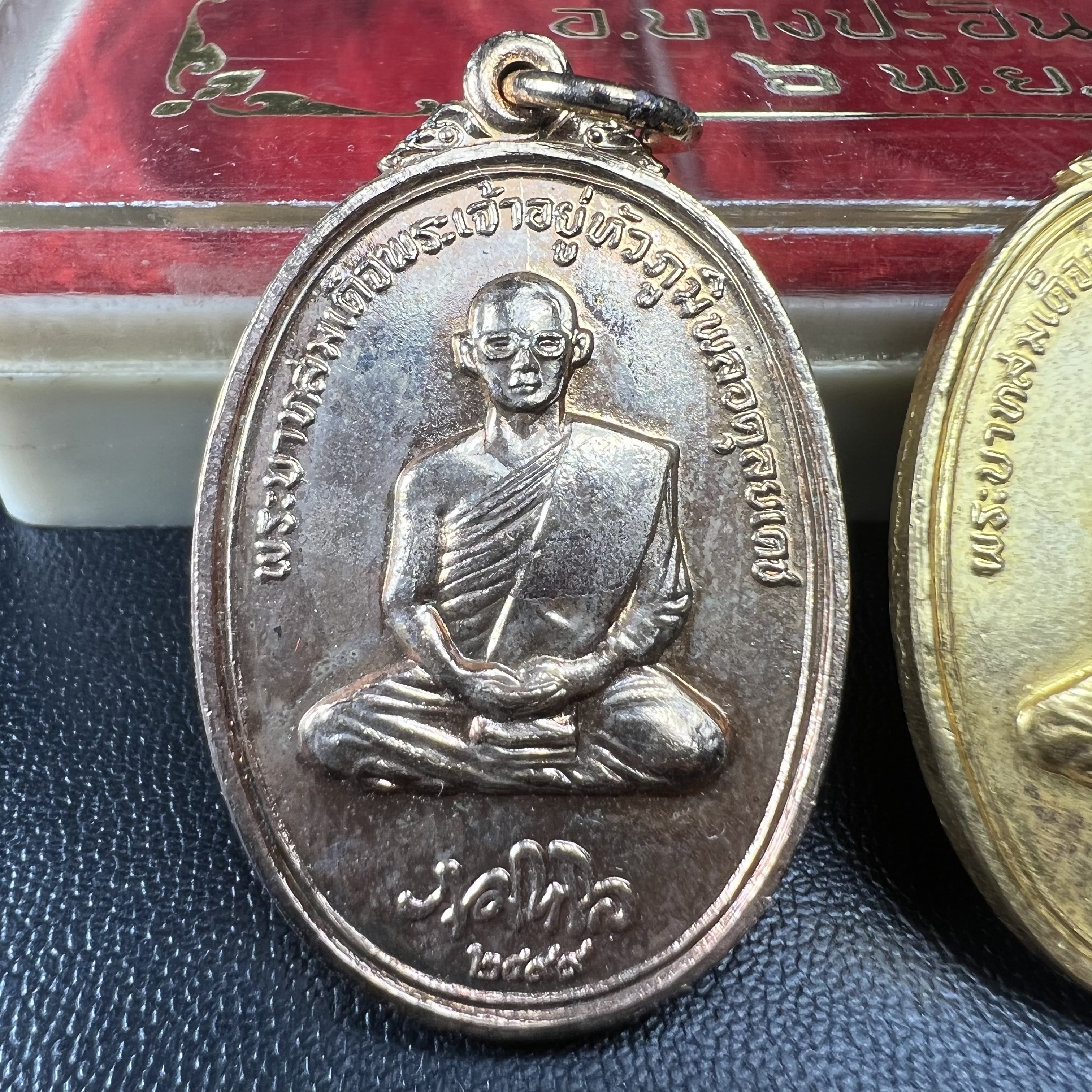 เหรียญในหลวงทรงผนวช ที่ระลึกเสด็จพระราชดำเนินถวายผ้าพระกฐิน วัดชุมพลนิกายารามวรวิหาร ปี2520 ครบชุด 3 เหรียญ(กะไหล่ทอง กะไหล่เงิน กะไหล่นาค) พิมพ์นิยม สภาพสวย กล่องบรรจุเดิม หายาก