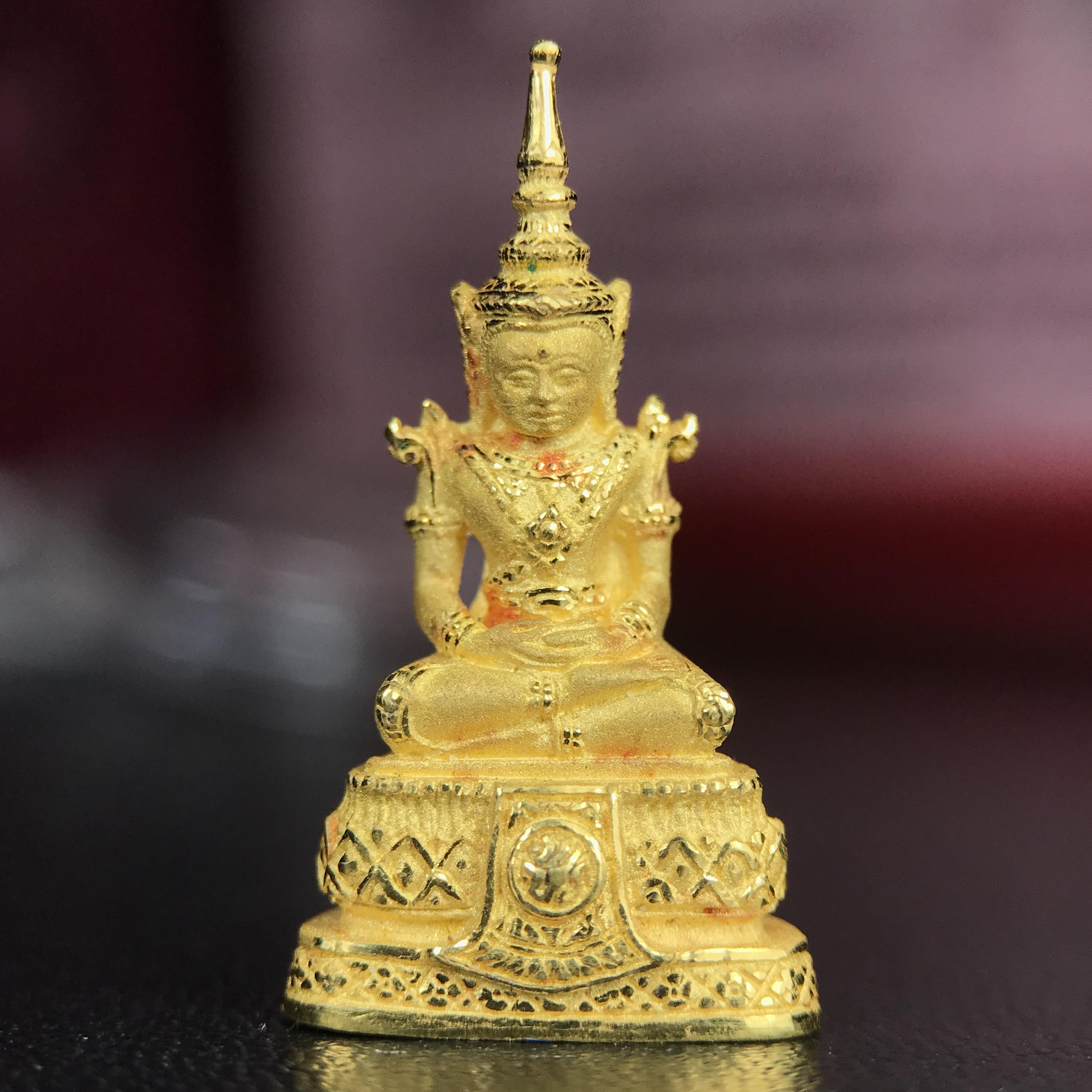 พระแก้วมรกต ภปร.(รุ่นแรก) ปี2545 จัดสร้างในมหาวโรกาส พระบาทสมเด็จพระเจ้าอยู่หัวรัชกาลที่ 9 ครบรอบ 75 พรรษา และฉลองกรุงรัตนโกสินทร์ครบ 220 ปี พิมพ์ลอยองค์เล็ก เนื้อทองคำบริสุทธิ์ 96.5%(6.5กรัม) ขนาด 10*19 มม. พร้อมกล่องเดิมสวยครบสมบูรณ์(1ใน2000องค์)หายาก