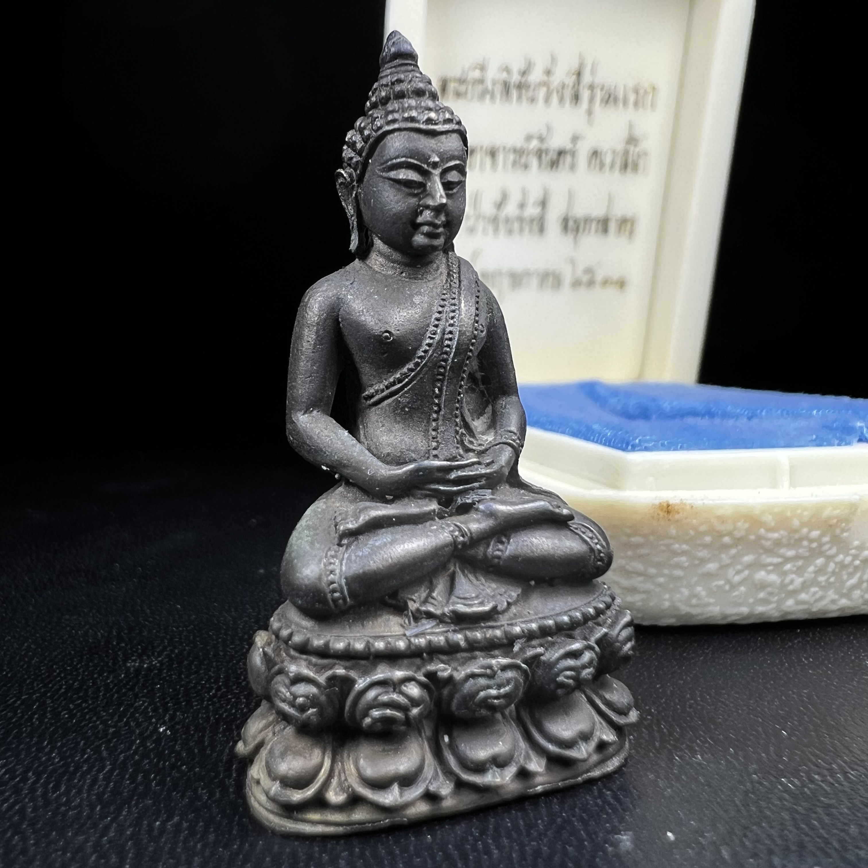 พระกริ่งพิชัยรังสี รุ่นแรก วัดป่าชัยรังสี จ.สมุทรสาคร ปี 2531 เนื้อนวโลหะ ออกแบบโดยนายช่างเกษม มงคลเจริญ ช่างมือหนึ่งแห่งยุค ปลุกเสกโดยพระเกจิอาจารย์ที่มีชื่อเสียงในยุคนั้นมาร่วมพิธีกันหลายรูป พุทธศิลป์ออกแบบได้สวยงดงาม พร้อมกล่องบรรจุเดิมครบ