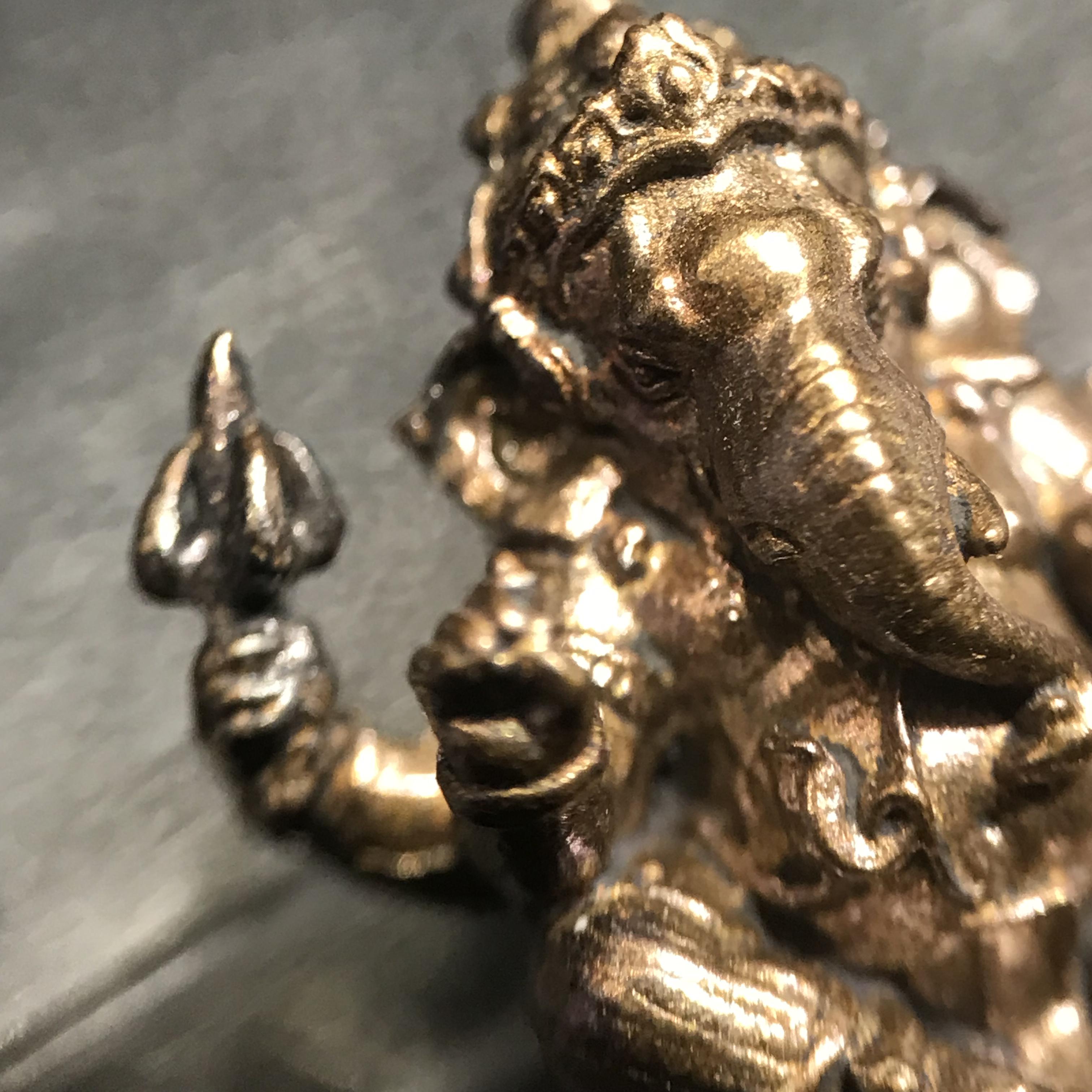 พระพิฆเนศ รุ่นครบรอบ100 ปี กรมศิลปากร ปี2556 พิมพ์ลอยองค์ เนื้อโลหะผสม ปางบรมครู(องค์นั่ง)สูง 1 นิ้ว