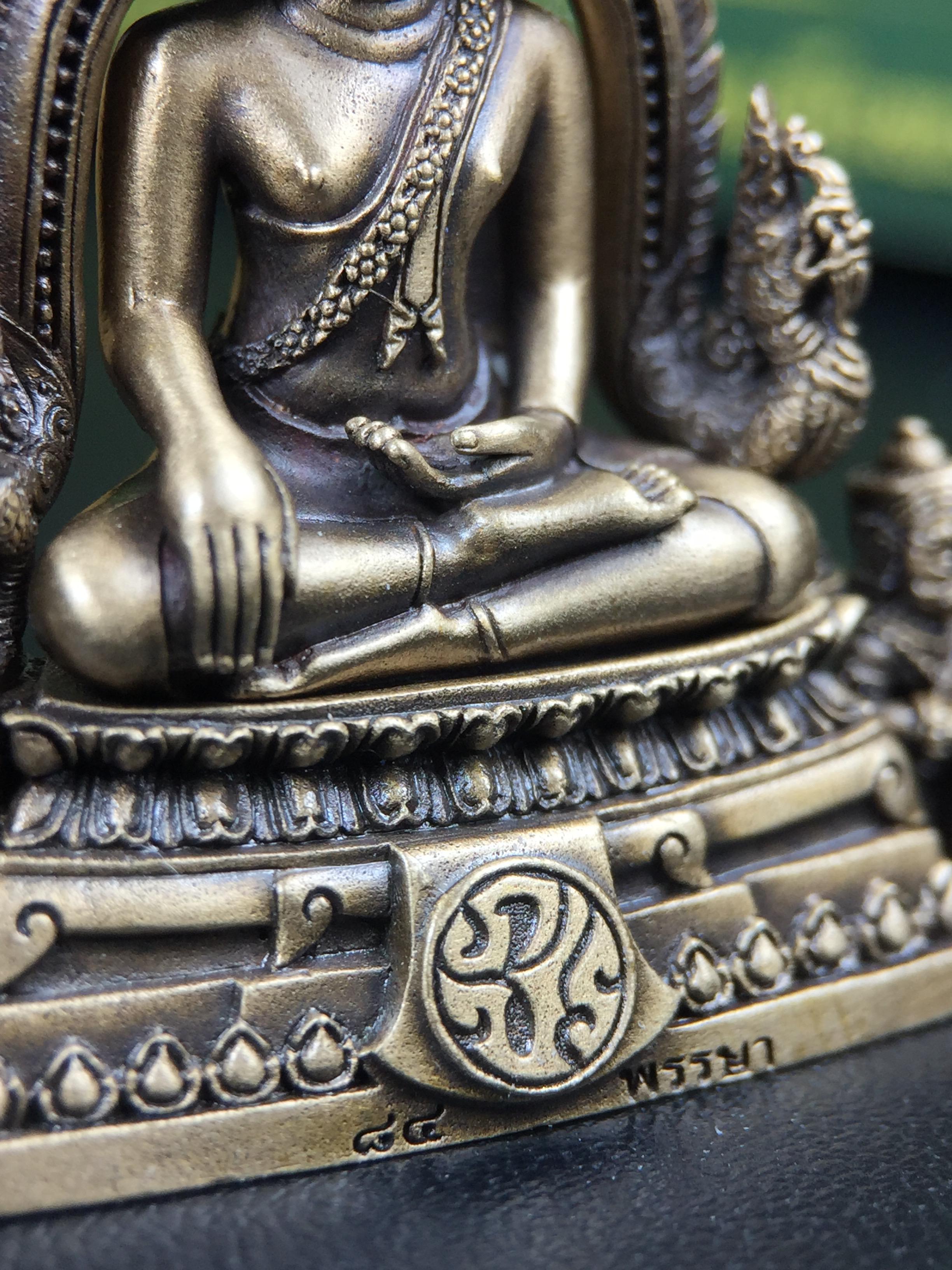 พระพุทธชินราช(จำลอง) ภปร. 84 พรรษา เนื้อบรอนซ์รมดำซาติน พิมพ์ใหญ่ขนาดหน้าตัก 3/4 นิ้ว (พระราชทานมวลสาร จิตรลดาและเส้นพระเจ้า(เส้นผม)รัชกาลที่9)พุทธศิลป์ทรงคุณค่าอีกหนึ่งรุ่นยอดนิยม(1ใน5000องค์)