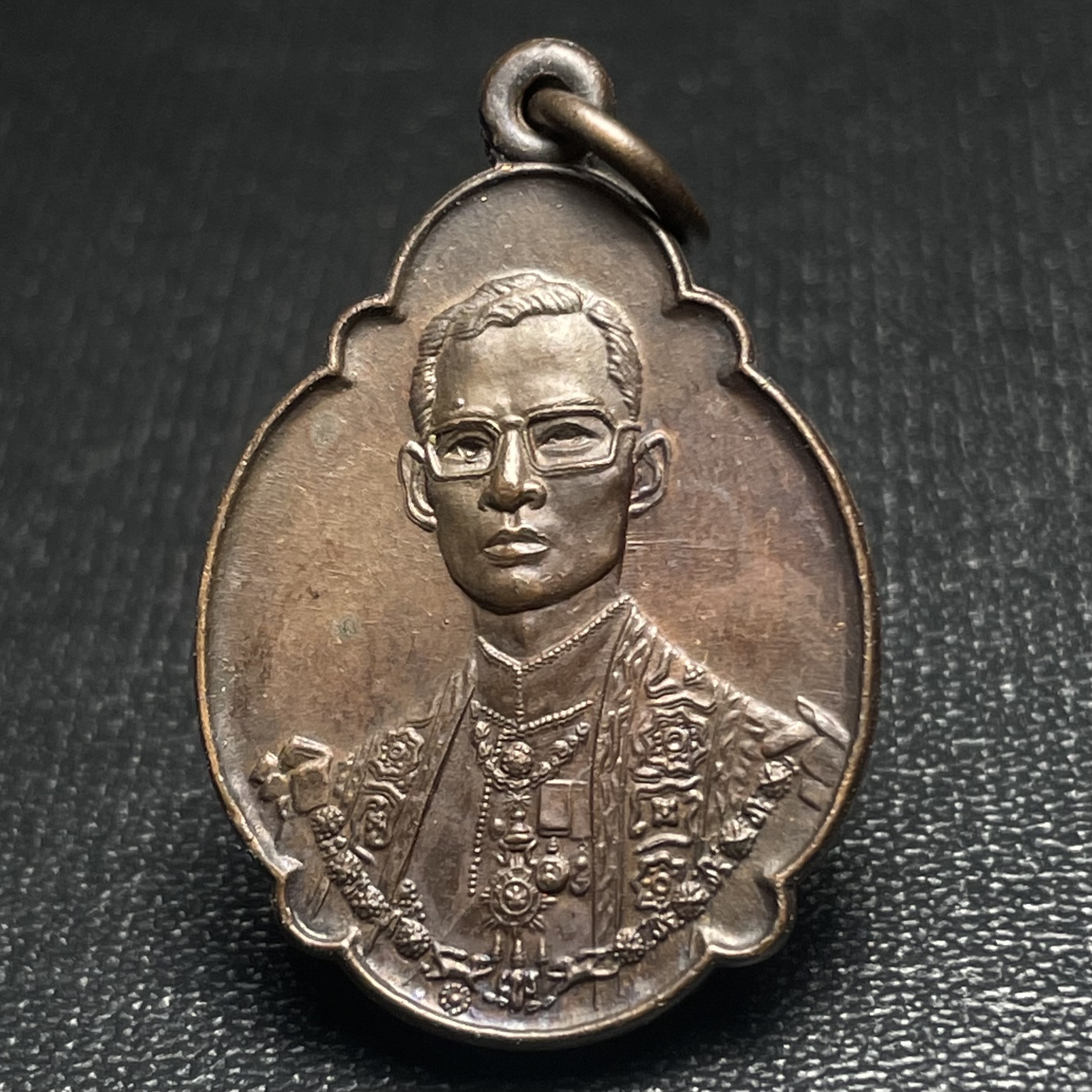 เหรียญ ร.9 ทรงเฉลิมพระชนมพรรษาครบ 4 รอบ ปี2518 (เนื้อทองแดงบล็อกวงเดือนล่างหายากนิยมที่สุดในรุ่น)(พิธีใหญ่)(รุ่นยอดนิยม เหรียญหลักที่ต้องมี เกจิดังในยุคร่วมปลุกเสก)