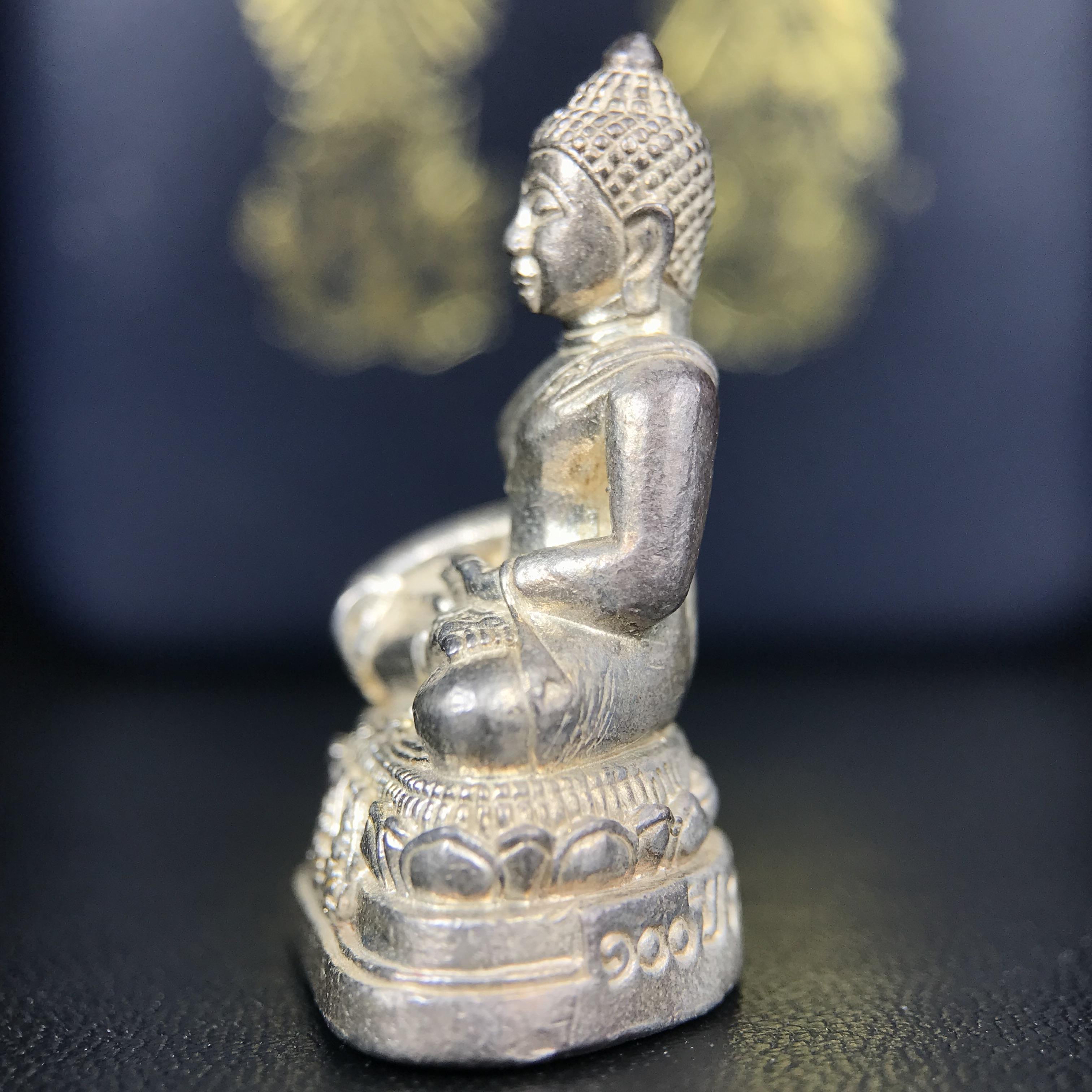 พระกริ่งพระพุทธนรสีห์ จปร.+ภปร. ครบรอบ 100 ปี ธนาคารไทยพาณิชย์ ปี 2550 พระกริ่งเนื้อเงิน(หายาก)(พุทธศิลป์งดงาม)ด้านหน้าฐานประดับด้วยตราสัญลักษณ์ "จปร" และ "ภปร" (องค์เนื้อเงินสร้างน้อย พบเจอน้อยหายาก)1 ใน 2500 องค์