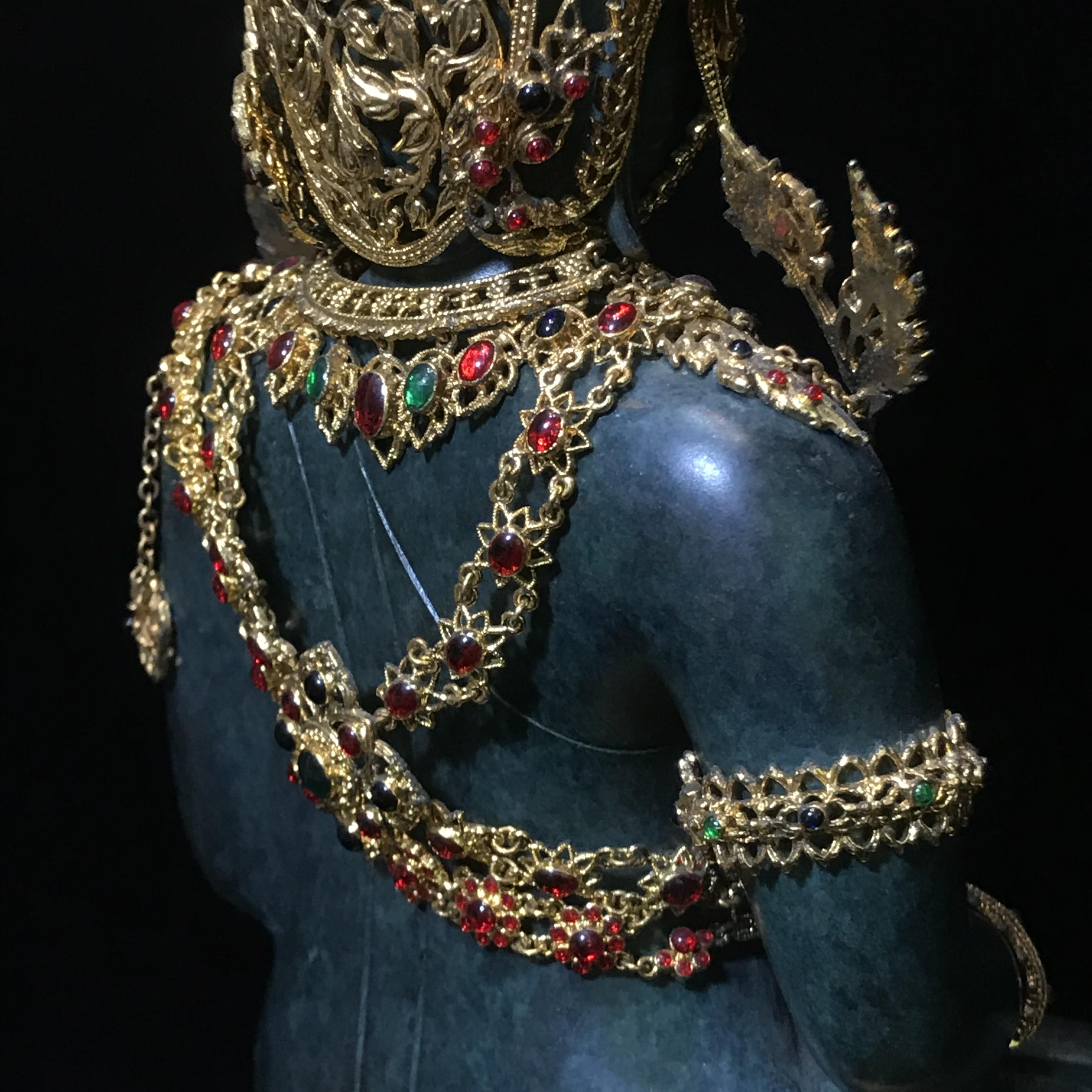 พระพุทธมหามณีรัตนปฏิมากร จำลอง (พระแก้วมรกต) ขนาดบูชาหน้าตัก 5 นิ้ว ตราสัญลักษณ์ ภ.ป.ร. รุ่นแรก ปี2547 เนื้อนวโลหะเคลือบสีเขียว(เครื่องทรงนวโลหะชุบทอง)