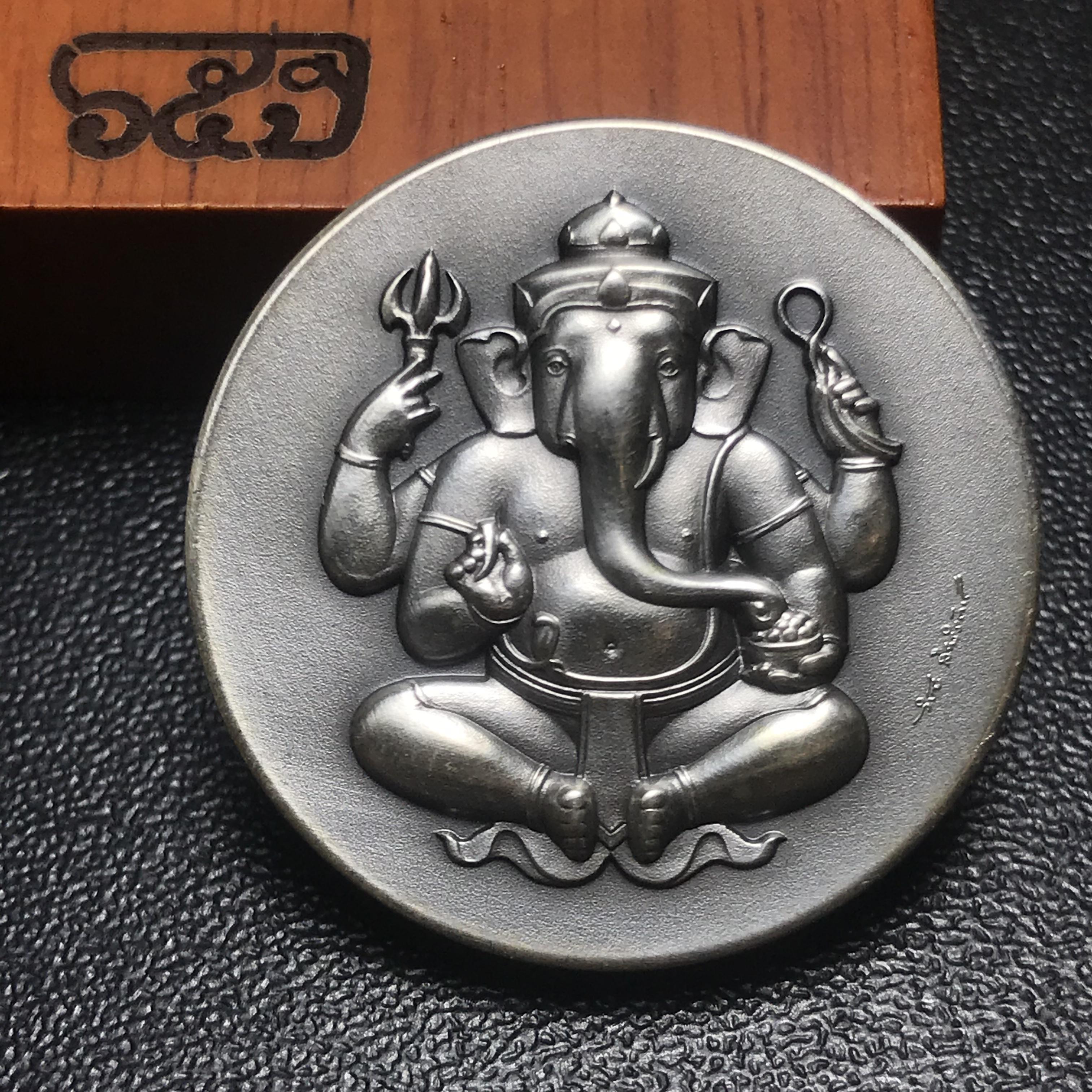 เหรียญพระพิฆเนศวร 65 ปี คณะจิตรกรรม มหาวิทยาลัยศิลปากร ปี2551 เนื้อเงินรมดำ ขนาด 28 มม. (ผลิตแบบ HandMade จากประเทศเยอรมนี)1 ใน 1000 เหรียญ