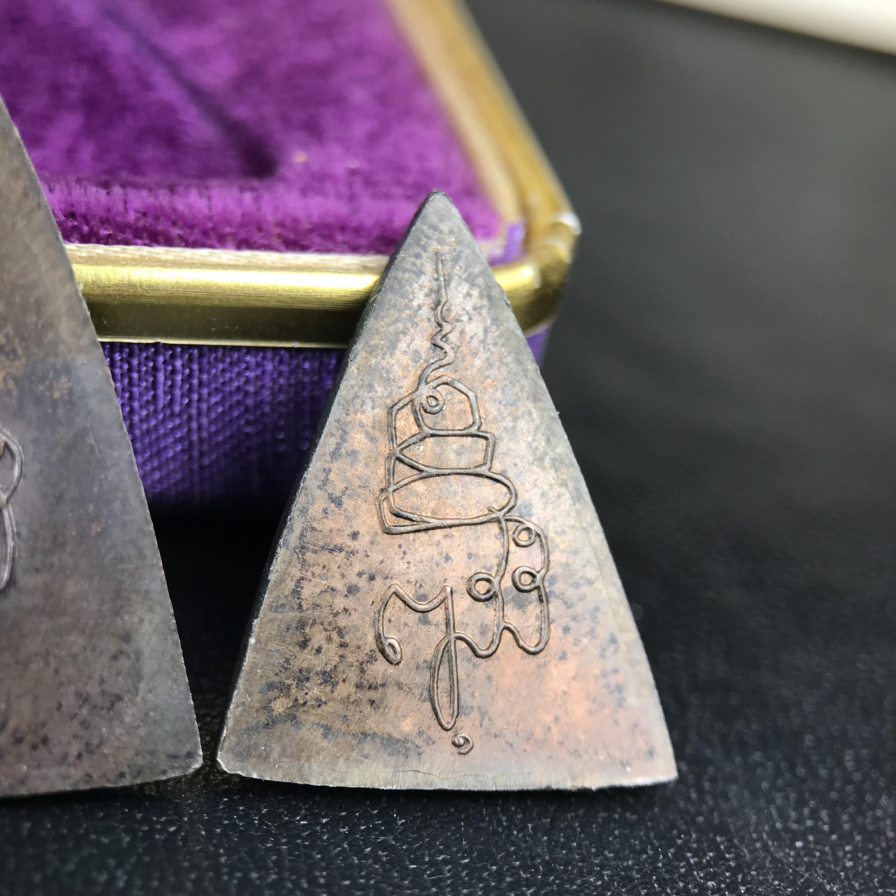 เหรียญสมเด็จนางพญาคุณากร หลัง ญสส. ปี 2532 ชุดเนื้อเงินและเนื้อนวโลหะ พิมพ์ใหญ่คู่พิมพ์เล็ก(ชุดพิเศษกรรมการ 1 ใน 500 ชุด) พิธีใหญ่ สภาพสวยผิวเดิมพร้อมกล่องบรรจุเดิมกำมะหยี่สีม่วงสัญลักษณ์ “สธ” สมเด็จพระเทพฯ ครบสมบูรณ์***ชุดแจกกรรมการพบเจอน้อย หายาก***