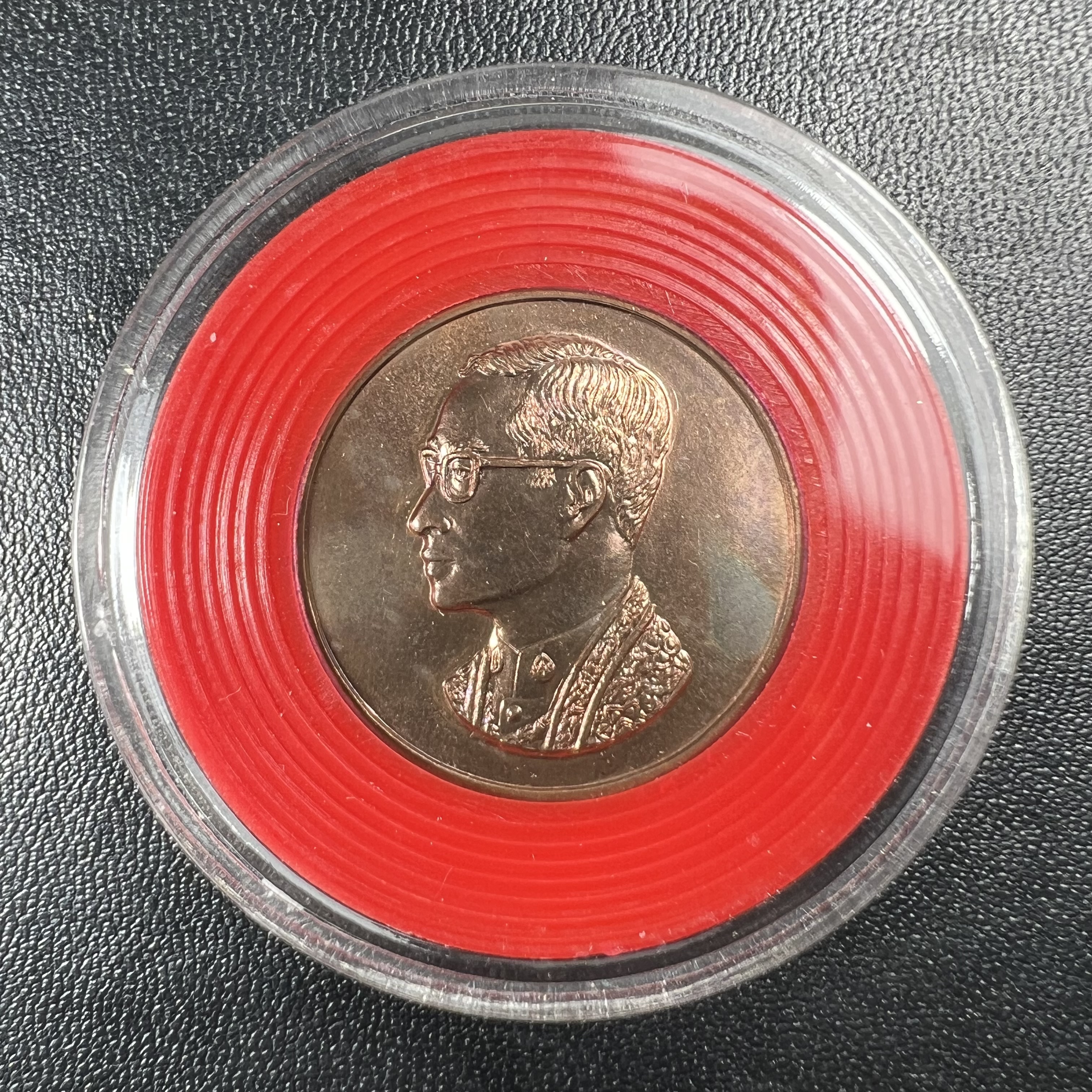 วัตถุมงคลคุ้มเกล้าฯ มหามงคลเฉลิมพระชนมพรรษา 6 รอบ รัชกาลที่ 9 ชุดพิเศษกรรมการ(หายาก) (ในหลวงรัชกาลที่9 ทรงจุดไฟพระฤกษ์และเททอง พิธีใหญ่)ยอดนิยมหายาก