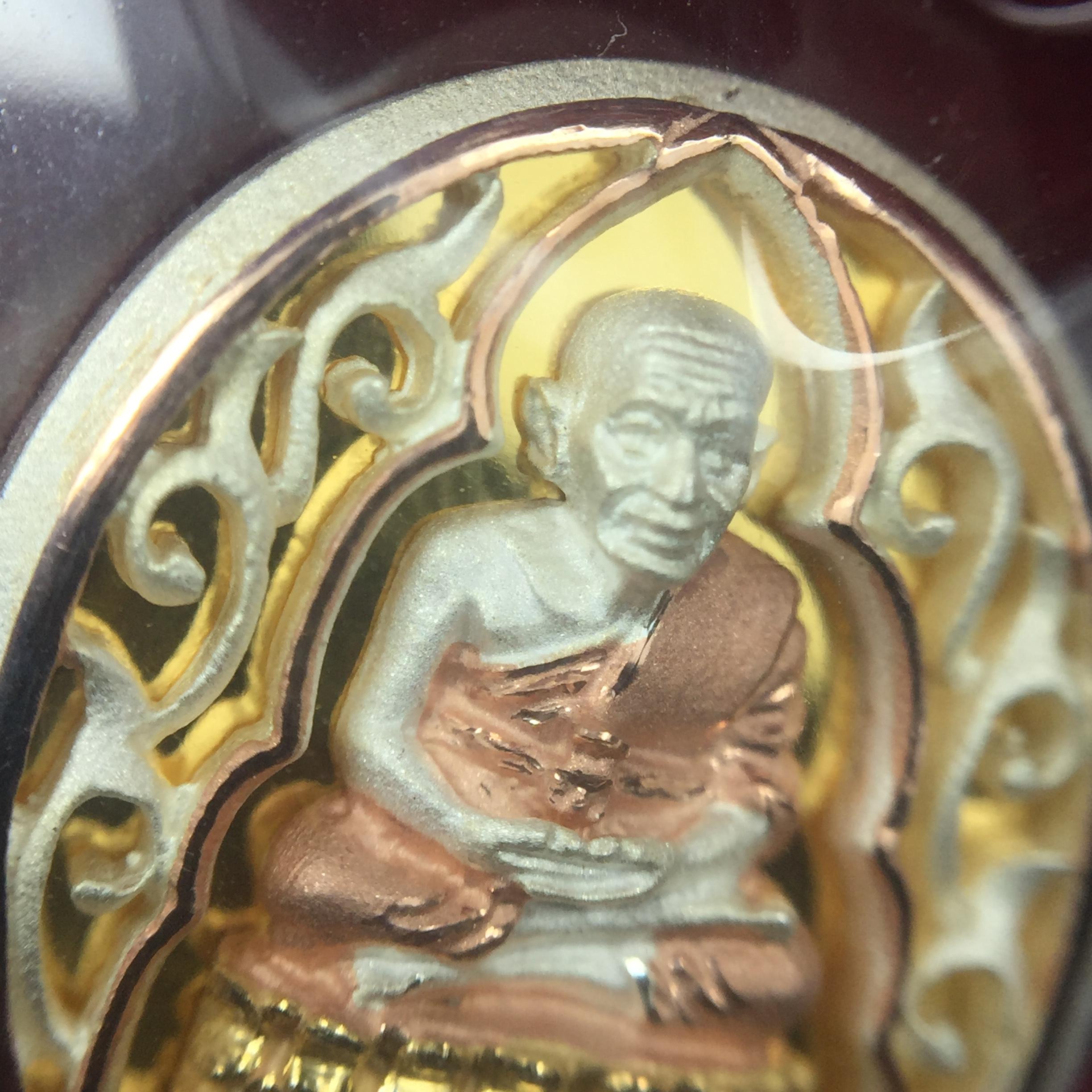 เหรียญหลวงพ่อทวด รุ่นมงคลบารมี วัดประสาทบุญญาวาส ปี 2545 เนื้อเงินสามกษัตริย์ พิมพ์ทรงรูปไข่เล็ก(ขนาด 2.0*1.8 ซม.)ฉลุลายฉากพี้นหลังสีทองสวยงาม ตอกโค๊ตมีหมายเลข พร้อมกล่องบรรจุเดิม