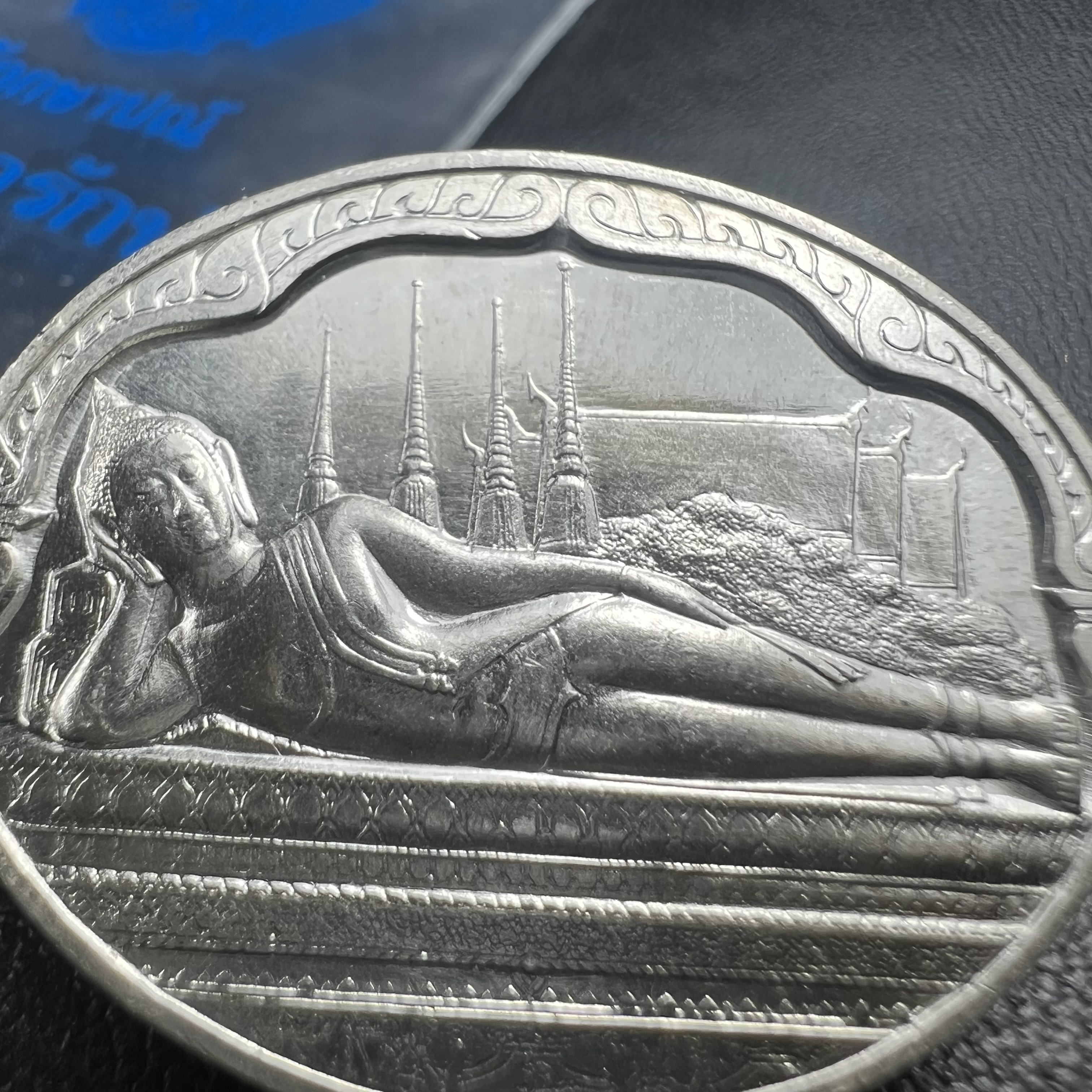 เหรียญพระนอน พระพุทธปรางค์ไสยาสน์ วัดพระเชตุพลวิมลมังคลาราม (วัดโพธิ์) หลัง ภปร. มหามงคลเฉลิมพระชนมพรรษาในหลวงรัชกาลที่9 ครบ 5 รอบ 60 พรรษา ปี 2530 (คัดสภาพสวยซีนซองเดิม)(เนื้อเงินพบเจอน้อยหายาก)เหรียญดี..พิธีใหญ่..พุทธคุณเยี่ยม