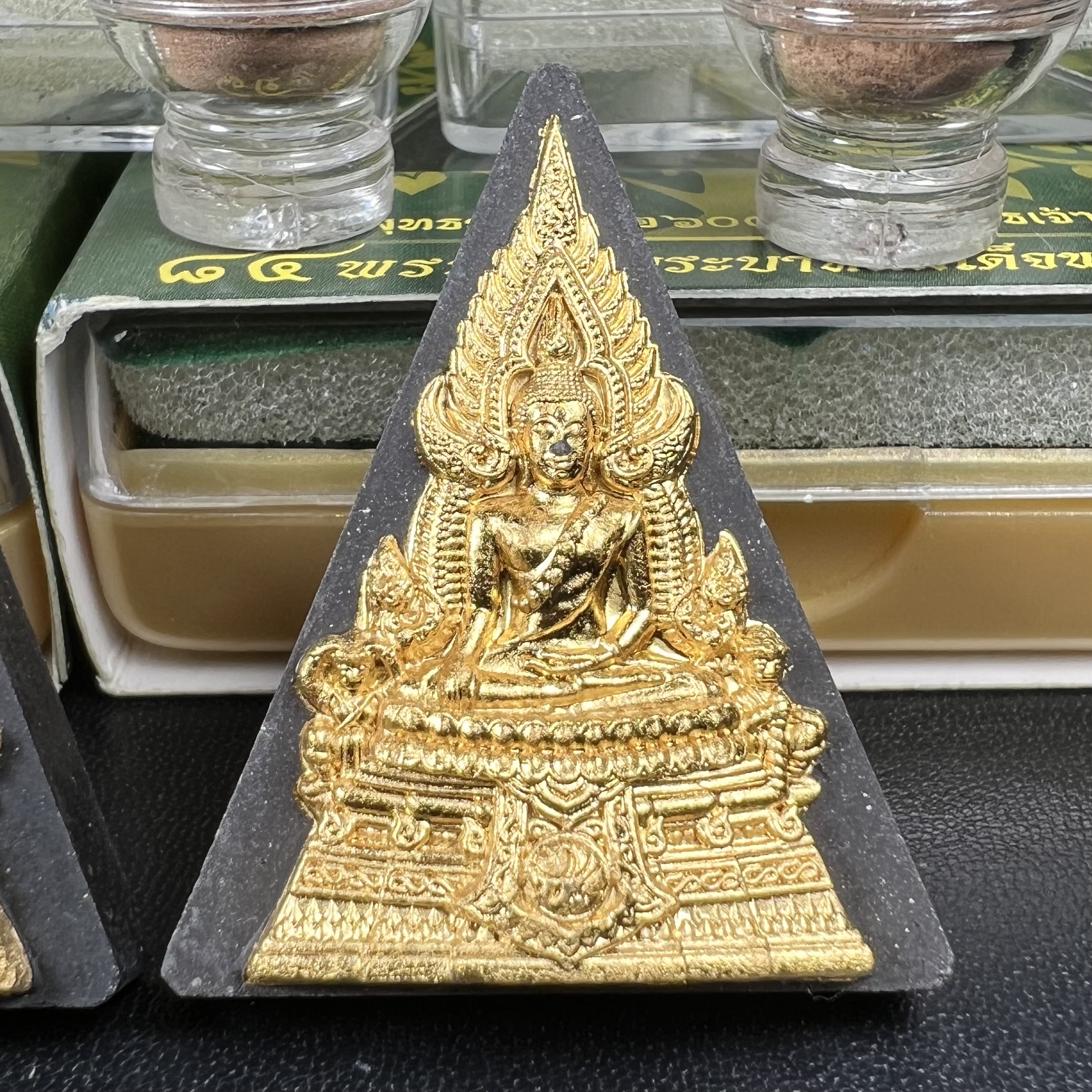 พระพุทธชินราช(จำลอง)ภปร. 84พรรษา เนื้อผงปิดทองด้านหน้า หลัง ภ.ป.ร. เนื้อทองคำ+เนื้อเงินชุบทองคำขาว+เนื้อทองแดง(1ชุด 3องค์)(พระราชทานมวลสาร จิตรลดาและเส้นพระเจ้า(เส้นผม)ในหลวงรัชกาลที่9)พุทธศิลป์ทรงคุณค่าอีกหนึ่งรุ่นยอดนิยม