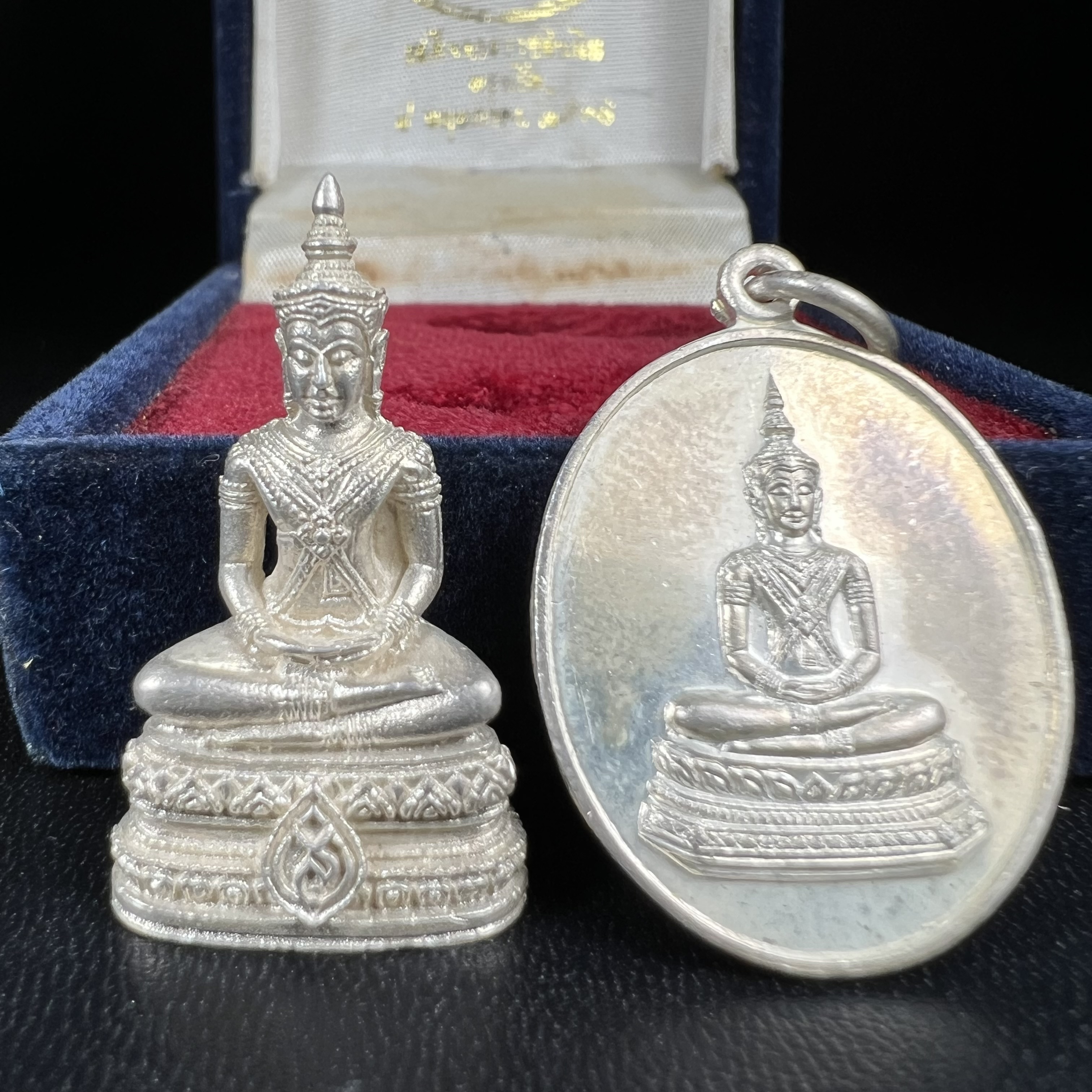 พระวาสนะเวศม์ พร้อมเหรียญ ชุดกรรมการ เนื้อเงิน(หายากพบเจอน้อย) สร้างในโอกาสสมเด็จย่าทรงเปิดสถานสงเคราะห์คนชรา 8 พฤษภาคม ปี 2530 กรมประชาสงเคราะห์จัดสร้าง พิธีปลุกเสก วัดบวรนิเวศวิหาร