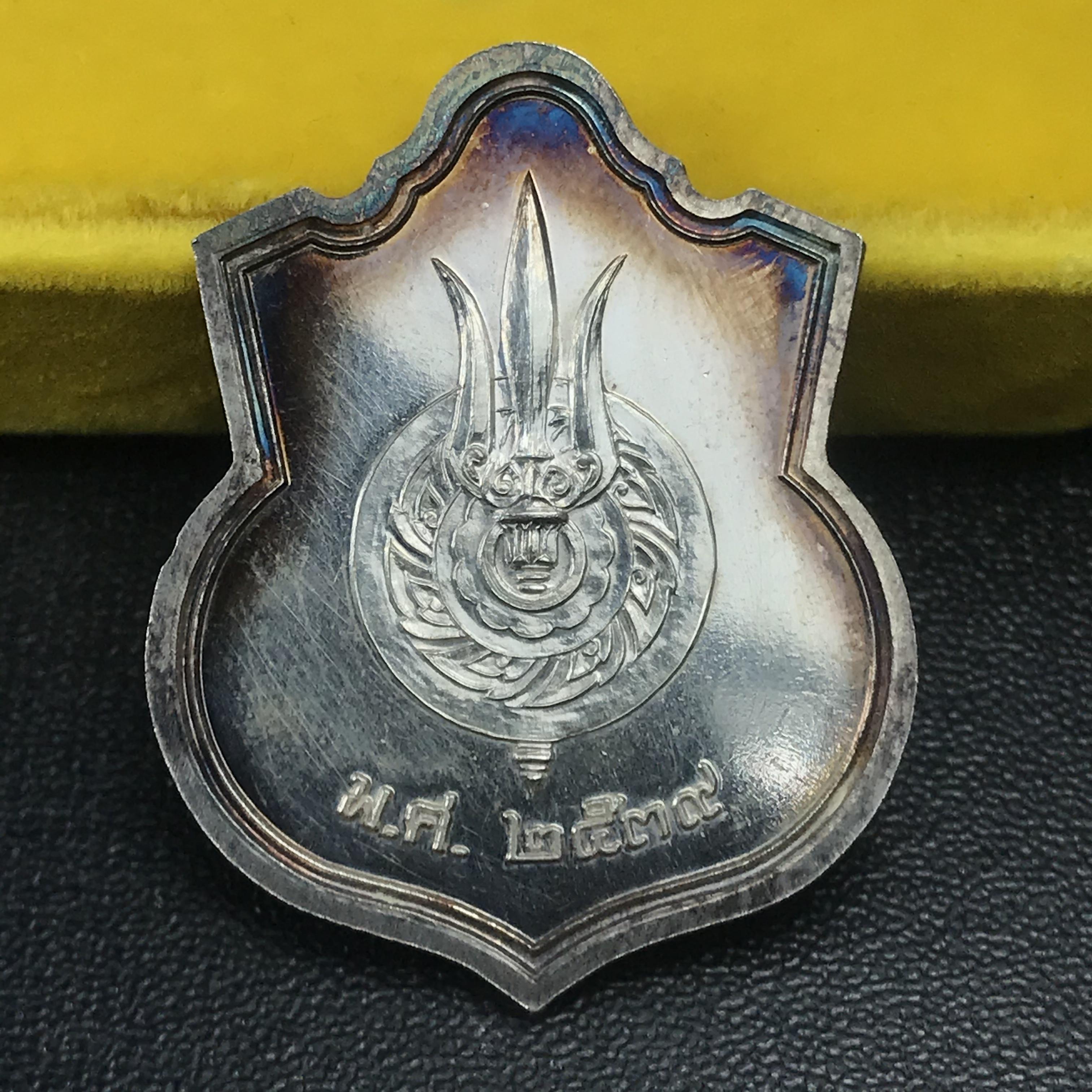 เหรียญพระบาทสมเด็จพระเจ้าอยู่หัว รัชกาลที่9ประทับนั่งบัลลังก์ กระทรวงมหาดไทยจัดสร้าง ปี2539 เนื้อเงินกล่องบรรจุเดิมสภาพสวย เนื้อเงินผิวเดิมขึ้นสีรุ้งธรรมชาติ แบบนิยม หายาก