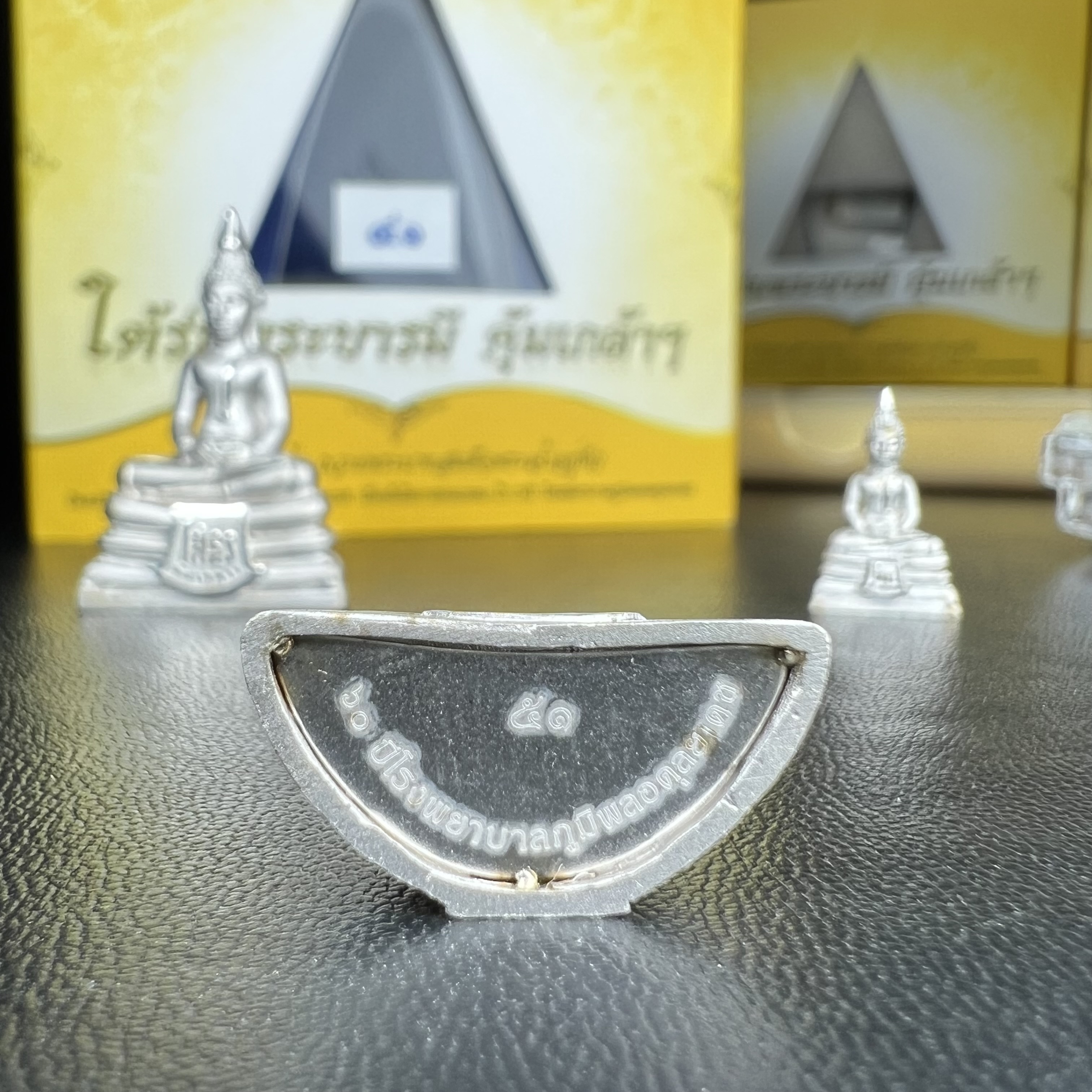 พระพุทธโสธร คุ้มเกล้าฯ ภปร.(ใต้ร่มพระบารมี คุ้มเกล้า) 60ปี รพ.ภูมิพลฯ พ.ศ.2552 เนื้อเงิน ชุบทองคำขาว(ลอยองค์พิมพ์ ใหญ่+กลาง+เล็ก)(1ชุด 3 พิมพ์ ครบทุกแบบที่จัดสร้าง)1 ใน 5000 ชุด ครบชุดหายาก