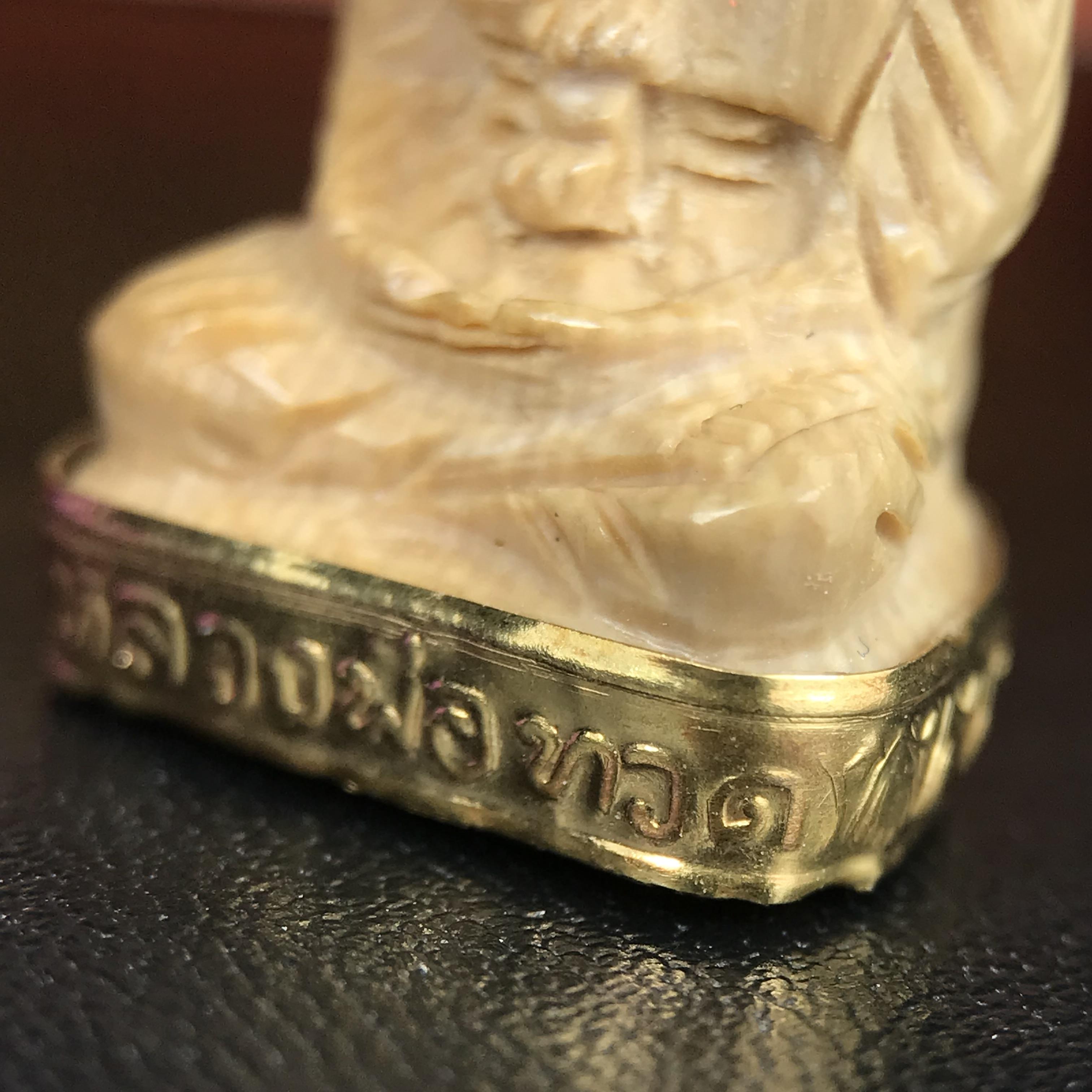 สมเด็จหลวงพ่อทวด รุ่นคชสารหมื่นปี (ศิลปาชีพ) วัดช้างให้ ปี 2541โดยมีท่าน อ.นอง วัดทรายขาว เป็นเจ้าพิธี และมีเกจิร่วมปลุกเสก 108 รูป บรรจุผงว่านเก่าและดินกากยายักษ์(พิมพ์ลอยองค์ฐานทองคำโค๊ตทองคำ)พร้อมกล่องบรรจุและใบรับรองเดิมครบ นิยมหายาก