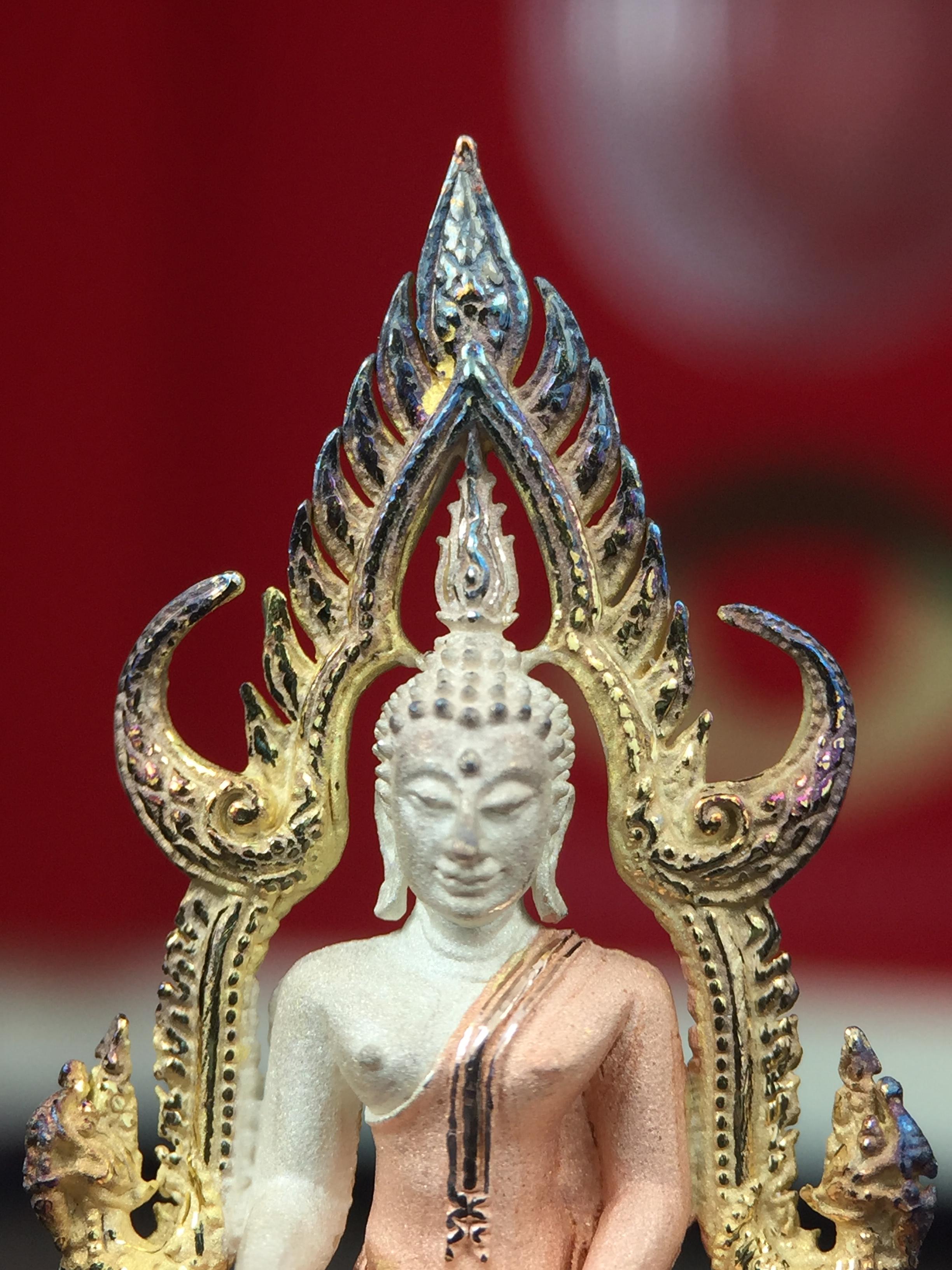 พระพุทธชินราช ภปร. ในวโรกาสพระราชพิธีมหามงคล เฉลิมพระชนมายุ6รอบ 5ธันวาคม2542 มูลนิธิพิทักษ์ดวงตาประชาชน จัดสร้าง เนื้อเงินบริสุทธิ์ 99.9% แบบสามกษัตริย์ขัดเงาบางส่วน พิมพ์ใหญ่ ขนาดสูง 3.4 ซม. พร้อมกล่องบรรจุเดิม