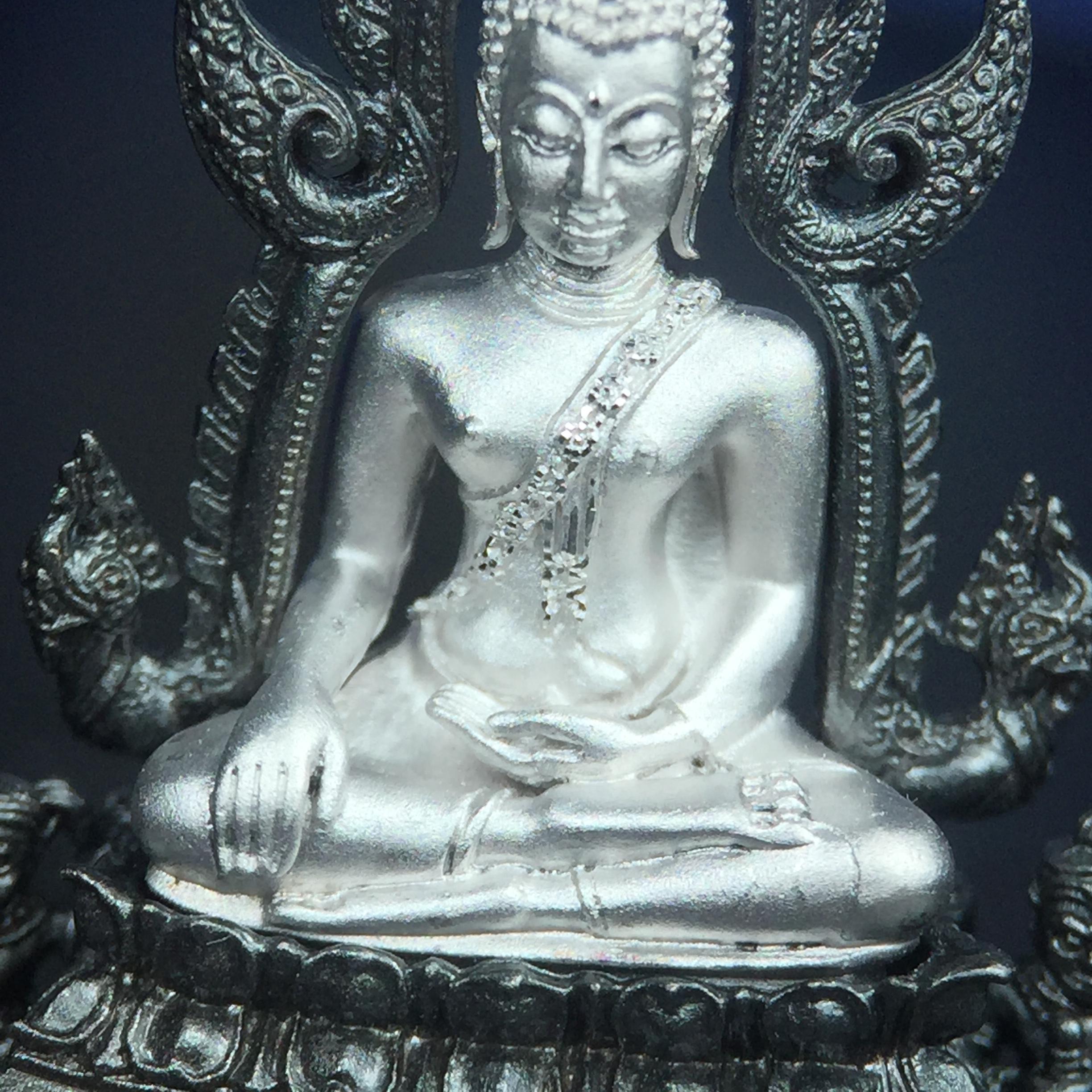 พระพุทธชินราช ภปร. โครงการ เพราะแผ่นดินนี้คือแผ่นดินเกิด เนื้อเงินชุบทองคำขาวซุ้มรมดำ ปี2551 ขนาดหน้าตัก1/2นิ้ว(3.5*2.5 ซม.) (สวยงามหายาก)1ใน 5000 องค์