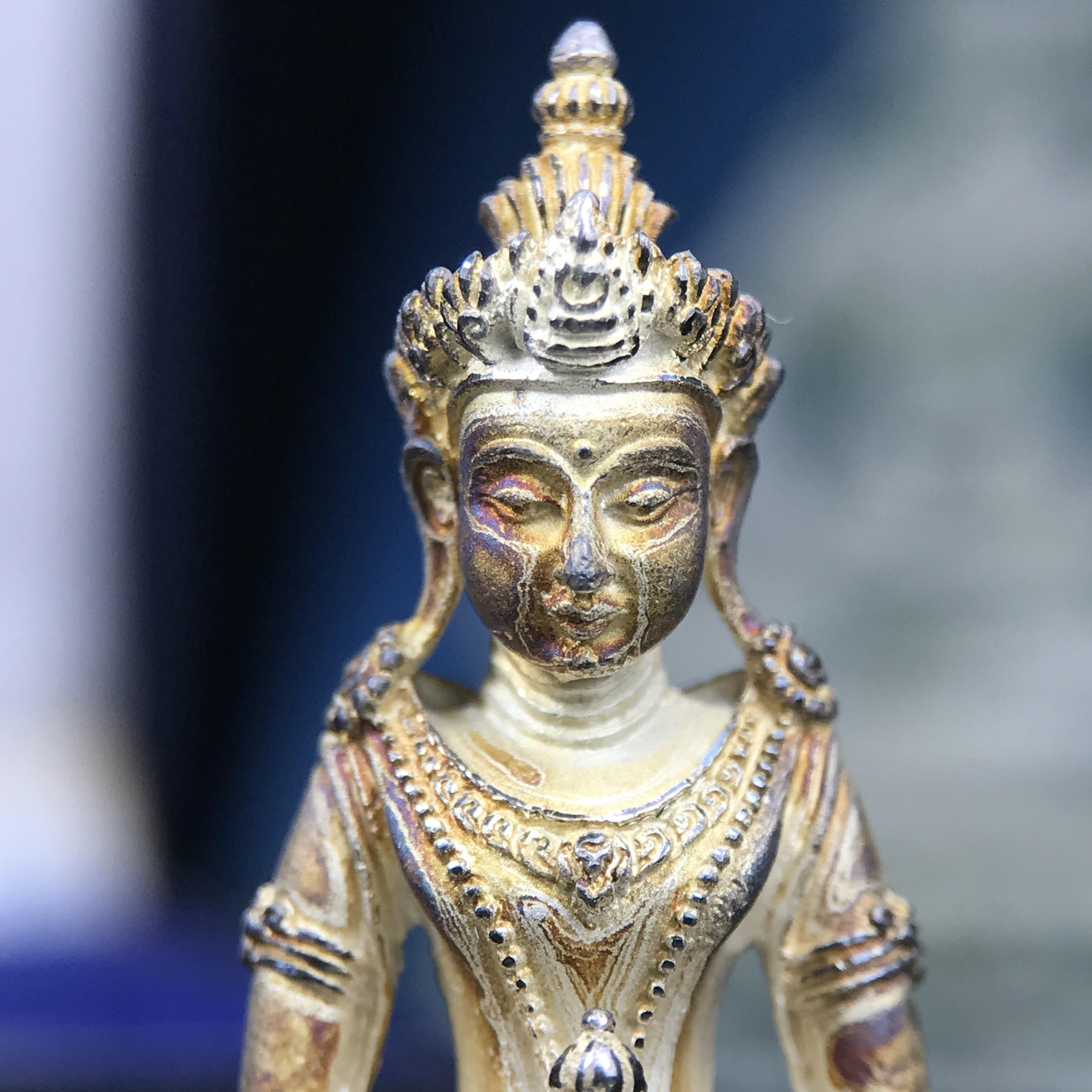 พระกริ่งอวโลกิเตศวร ( เจ้าแม่กวนอิม ) วัดโพธิ์แมนคุณาราม รุ่นอุดมโภคทรัพย์ พ.ศ.2539 เนื้อเงินพ่นทราย(ผิวเดิม ขึ้นสีรุ้งธรรมชาติ แบบนิยม เสน่ห์ของพระเนื้อเงิน) (พร้อมกล่องบรรจุการ์ดใบรับรองเดิมครบ)(อีกหนึ่งรุ่นยอดนิยม พุทธศิลป์สวยงดงาม)หายาก 1 ใน 5000 องค์