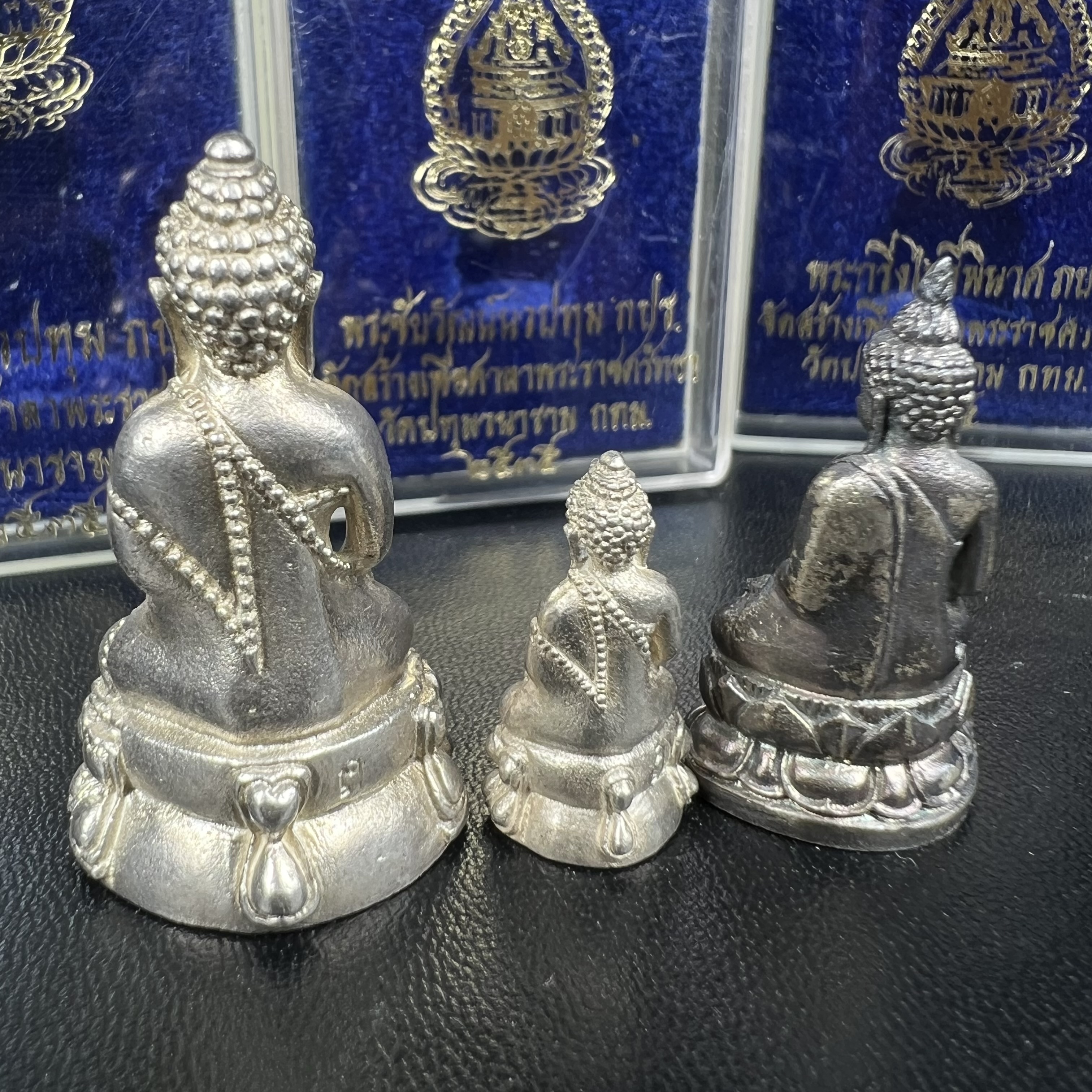 พระกริ่งนวปทุม ภปร.-พระชัยวัฒน์นวปทุม ภปร.-พระกริ่งไพรีพินาศ ภปร. รุ่นแรก วัดปทุมวนาราม ครบชุดเนื้อเงิน ปี2535(ในหลวงรัชกาลที่9เสด็จเททอง)(1ใน3000องค์)หายาก***เก็บทีเดียวครบชุดไปเลยรุ่นนี้ แนะนำ....ตอนนี้หายากแล้ว***