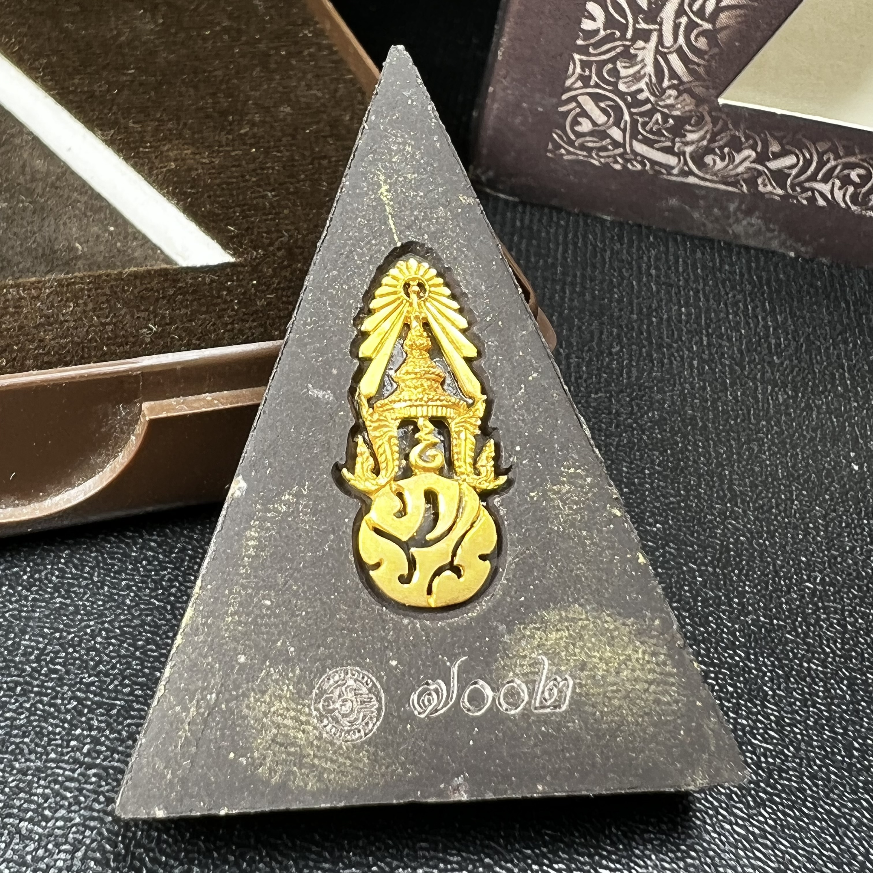 พระพุทธชินราช ภปร. โครงการ "เพราะแผ่นดินนี้ คือ แผ่นดินเกิด" ปี2548(รุ่นแรก) พระผงหลัง ภ.ป.ร. ทองคำ (พระราชทานเส้นพระเจ้า (เส้นผม)และมวลสารจิตรลดา)