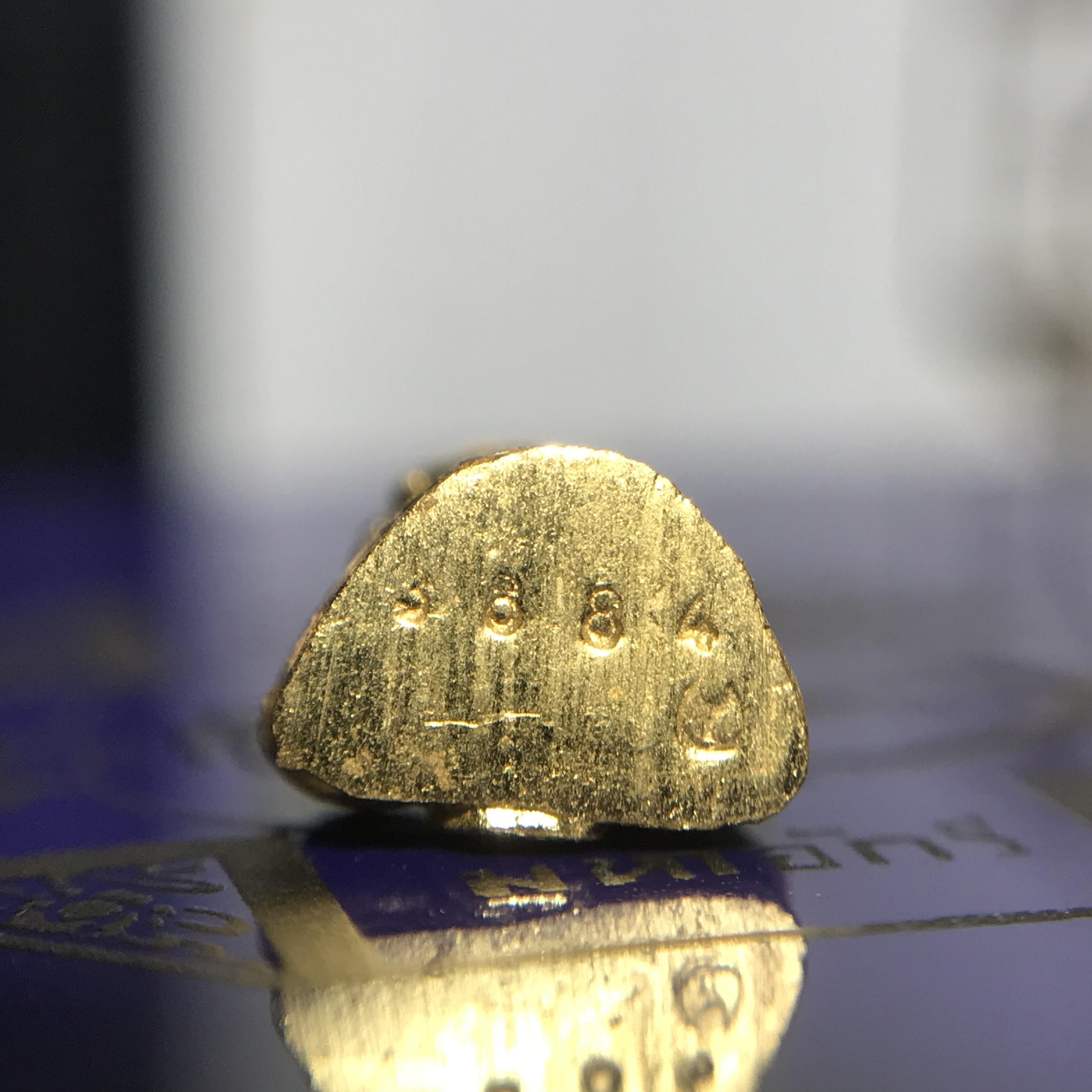 หลวงพ่อทวด สธ. รุ่นสมเด็จเจ้าฟ้ามหาจักรี 48พรรษา จัดสร้างโดยสภากาชาดไทย ปี2546 (รูปหล่อขนาดห้อยคอ) เนื้อทองคำหนัก 2.02 กรัม พร้อมกล่องบรรจุเดิมสวยงาม