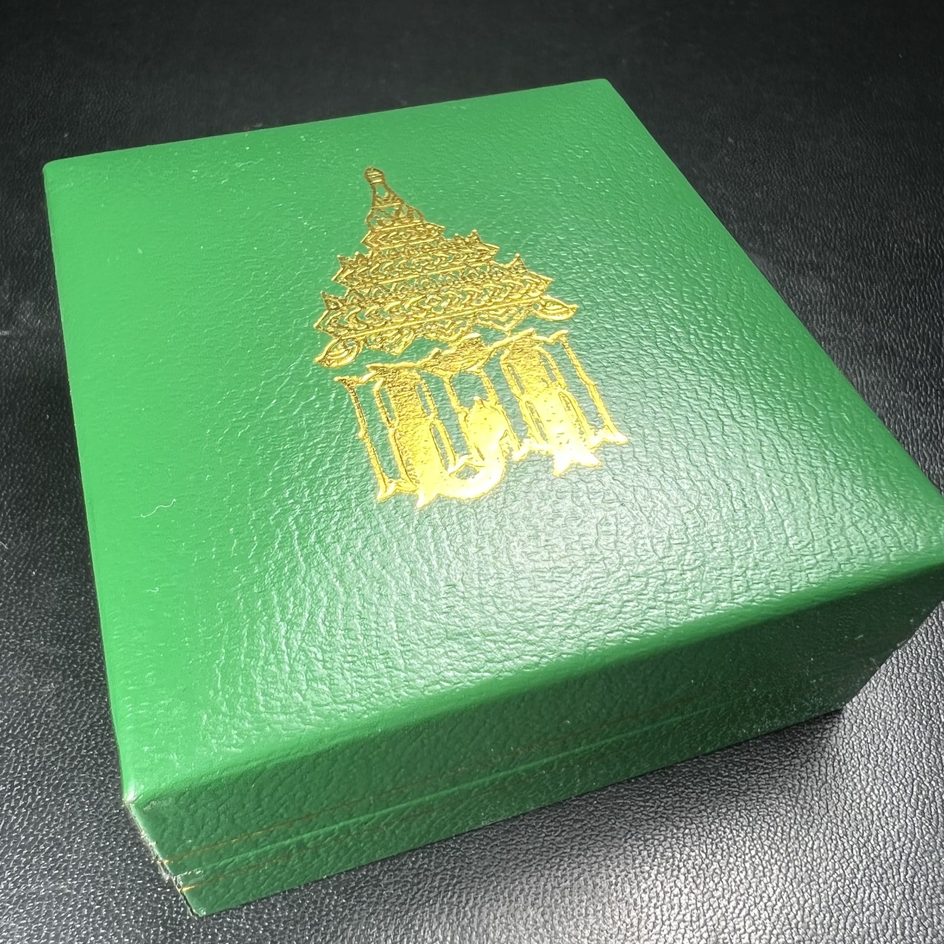 พระพุทธโสธร รุ่น กศก. 120 ปี เนื่องในโอกาสครบ 120 ปี กรมศุลกากร กระทรวงการคลัง จัดสร้าง ปี 2537 เนื้อเงินบริสุทธิ์ 99.9% ผิวขัดเงา(งานบริษัท แพรนด้า จิวเวลรี่)สวยงดงาม ทรงคุณค่า