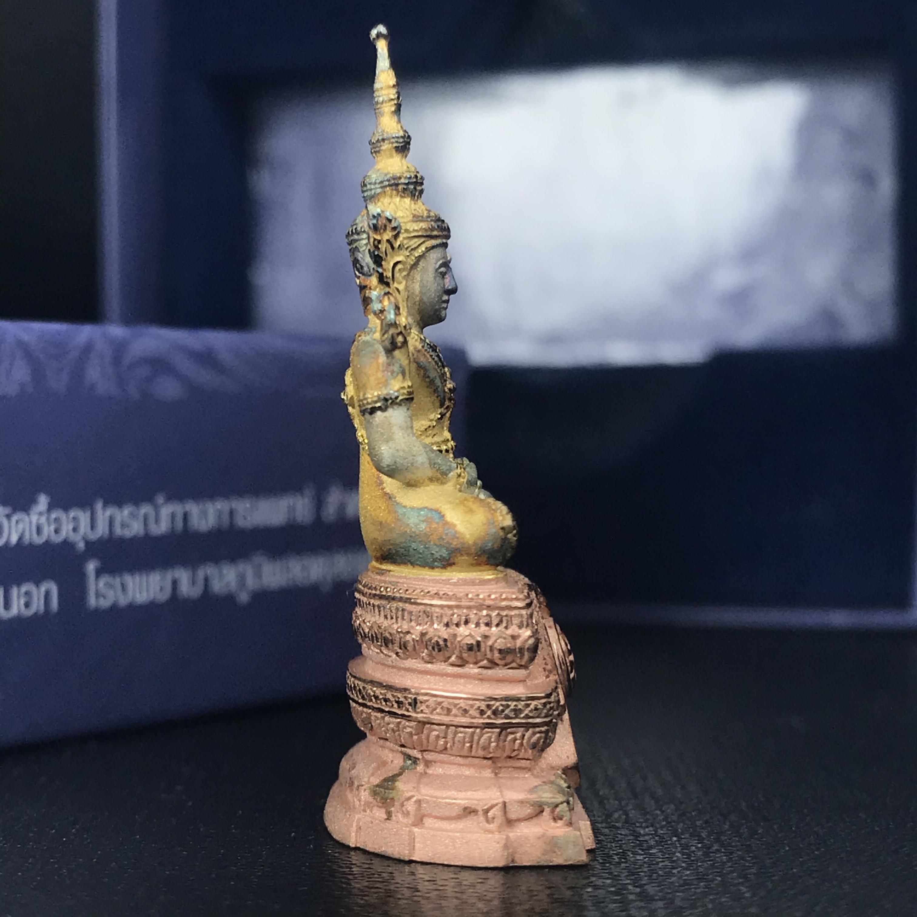 พระแก้วมรกต ภปร. ปี2547 จัดสร้างโดย รพ.ภูมิพลฯ เนื้อเงิน (3 กษัตริย์)ลอยองค์ หน้าตัก 1/2 นิ้ว (สภาพผิวเดิม ขึ้นสีรุ้งธรรมชาติ แบบนิยม) (1ใน3000องค์)