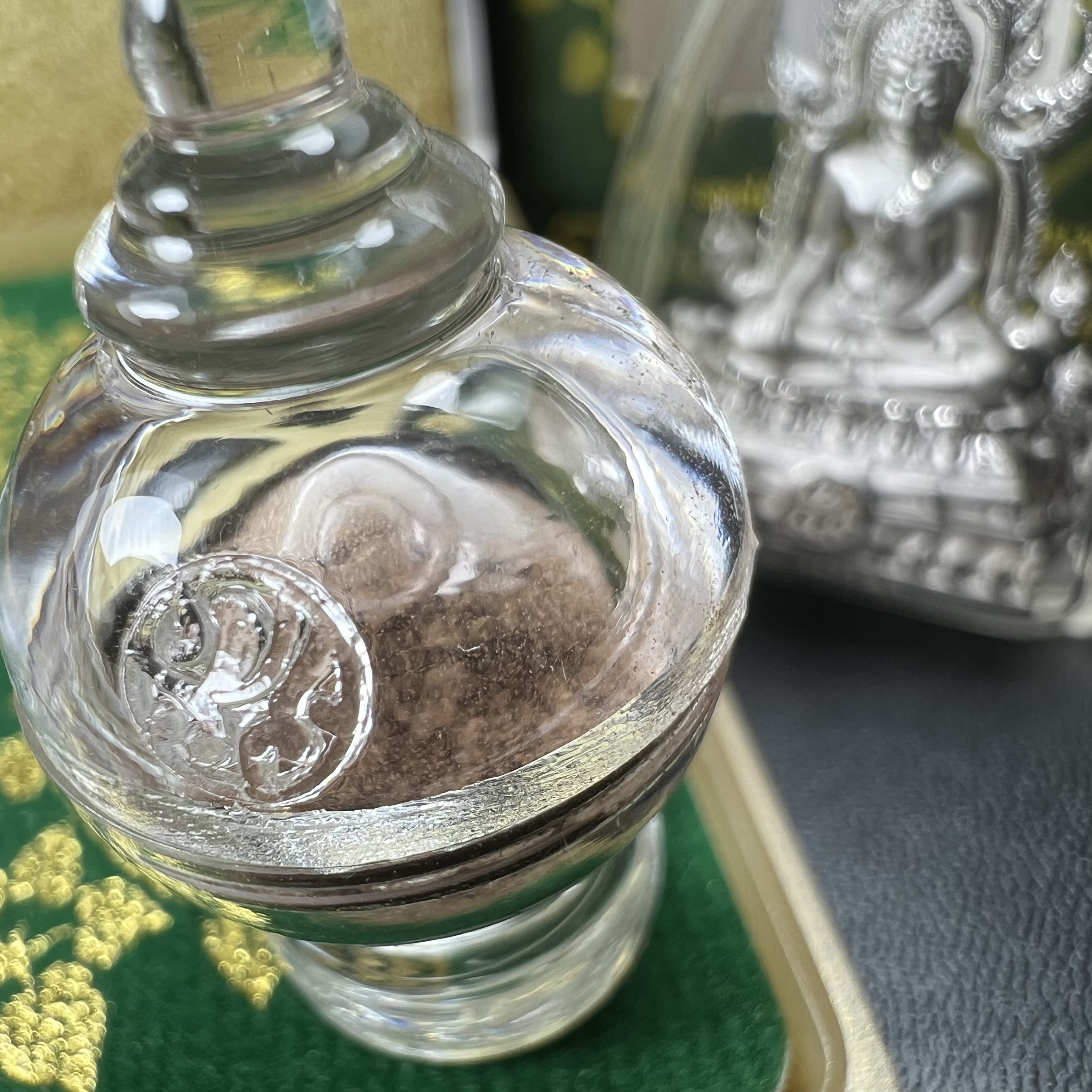 พระพุทธชินราช(จำลอง) ภปร. 84 พรรษา ปี 2554 เนื้อเงินชุบทองคำขาว พิมพ์กลางขนาดหน้าตัก 1/2 นิ้ว(พระราชทานมวลสาร จิตรลดาและเส้นพระเจ้า(เส้นผม)รัชกาลที่9)พุทธศิลป์ทรงคุณค่าอีกหนึ่งรุ่นยอดนิยม