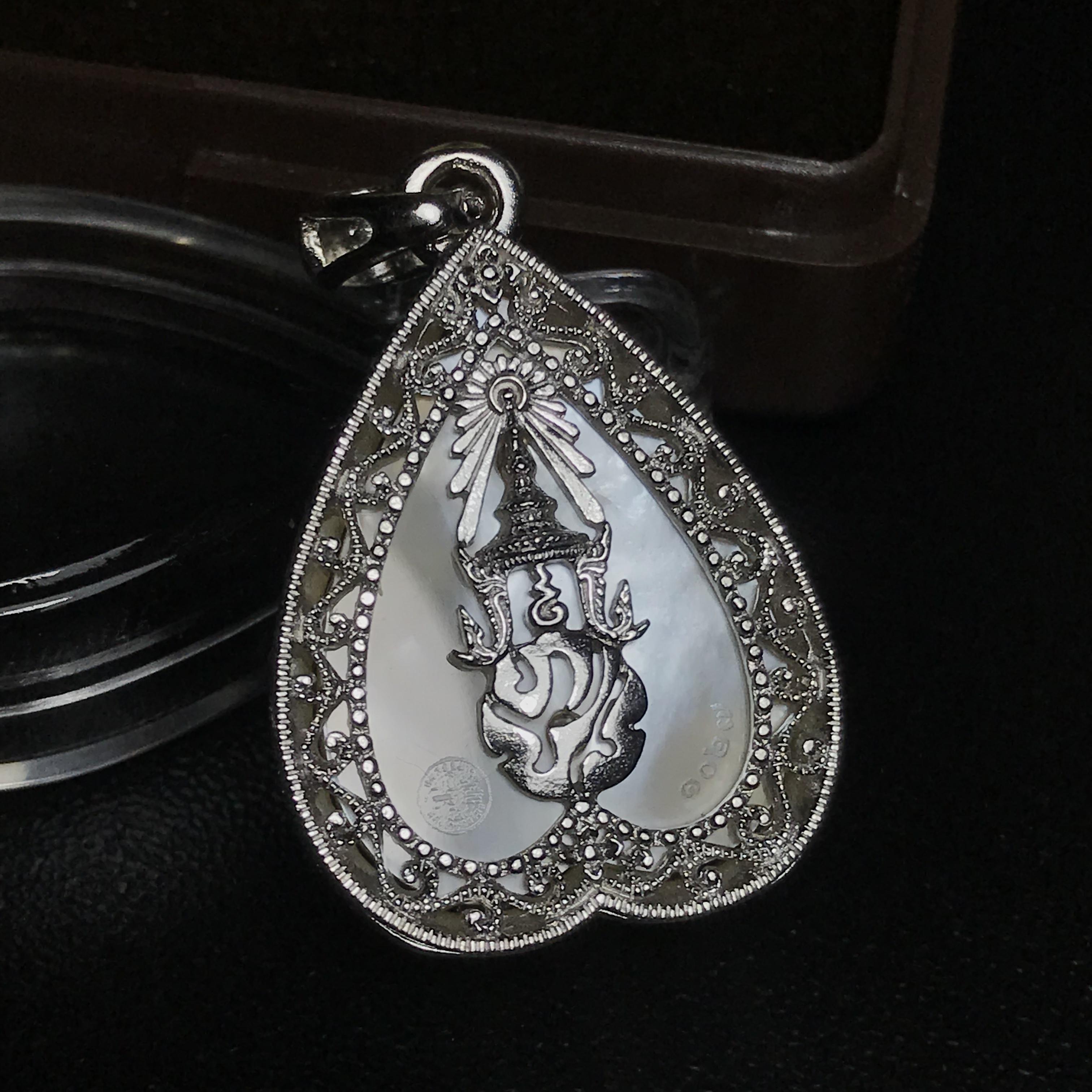 พระพุทธชินราช ภปร. โครงการ "เพราะแผ่นดินนี้ คือ แผ่นดินเกิด" ปี2548(รุ่นแรก) เหรียญทรงใบโพธิ์ ขนาด 21 x 29 มม. เนื้อเงินสามกษัตริย์