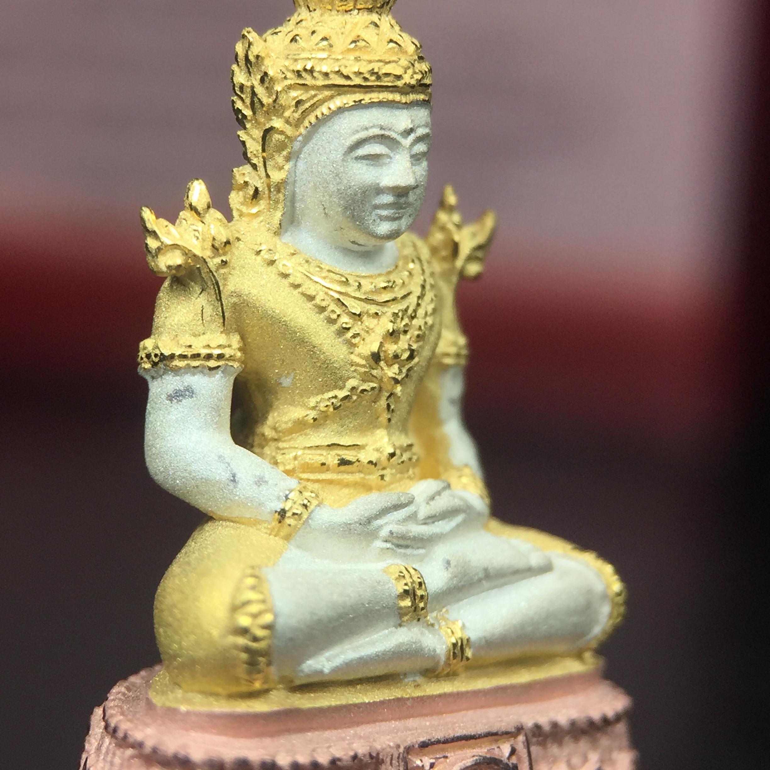 พระแก้วมรกต ภปร.(รุ่นแรก) ปี2545 รุ่นฉลองกรุงรัตนโกสินทร์ครบ 220 ปี พิมพ์ลอยองค์ใหญ่ เนื้อเงินบริสุทธิ์ 92.5% (สามกษัตริย์) ขนาด 19*35 มม. พร้อมกล่องบรรจุเดิม สวยครบสมบูรณ์