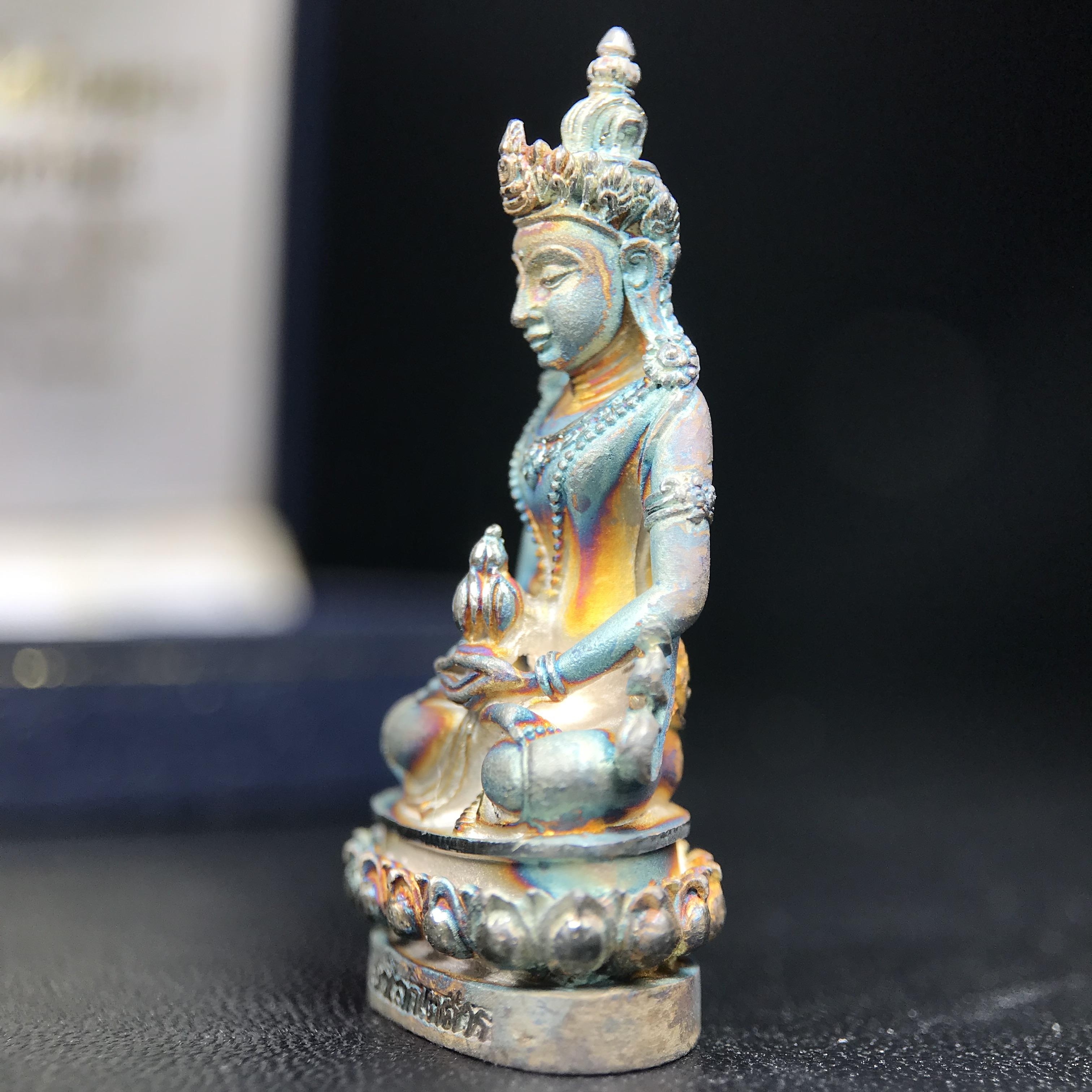 พระกริ่งอวโลกิเตศวร ( เจ้าแม่กวนอิม ) วัดโพธิ์แมนคุณาราม รุ่นอุดมโภคทรัพย์ ปี 2539 เนื้อเงินพ่นทราย(ผิวเดิม ขึ้นสีรุ้งธรรมชาติ แบบนิยม เสน่ห์ของพระเนื้อเงิน)(พร้อมกล่องบรรจุเดิม)(อีกหนึ่งรุ่นยอดนิยม พุทธศิลป์สวยงดงาม)หายาก 1 ใน 5000 องค์*องค์หมายเลข ๓๖๔๒*