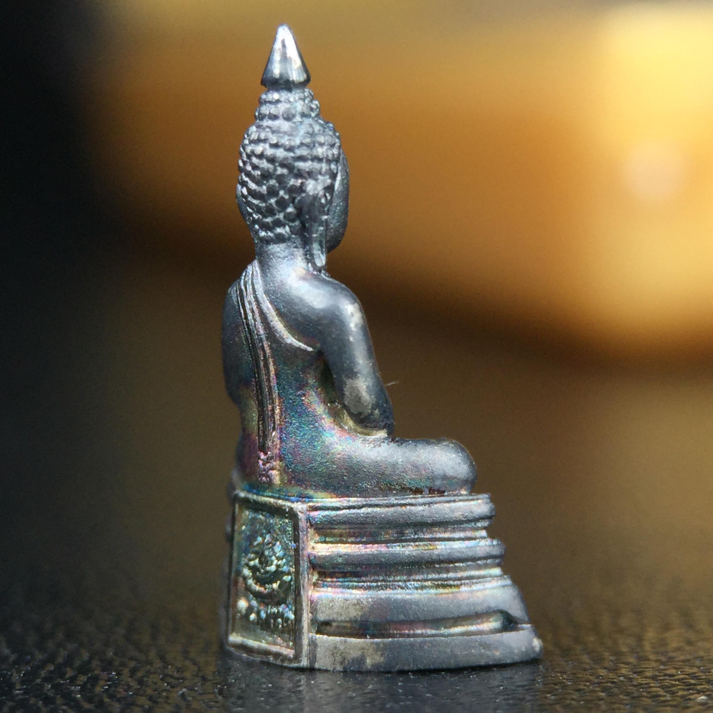 พระพุทธโสธร คุ้มเกล้าฯ ภปร.(ใต้ร่มพระบารมี คุ้มเกล้า) 60ปี รพ.ภูมิพลฯ พ.ศ.2552 เนื้อเงิน ชุบทองคำขาว(พิมพ์เล็กขนาด 11.5*10.5 มม.)เนื้อเงินผิวเดิมกลับดำขึ้นสีรุ้งเข้มขลังงดงามธรรมชาติสร้างสรรค์ สภาพสวยเดิมพร้อมกล่องบรรจุเดิม ตอกโค๊ดหมายเลขกำกับ