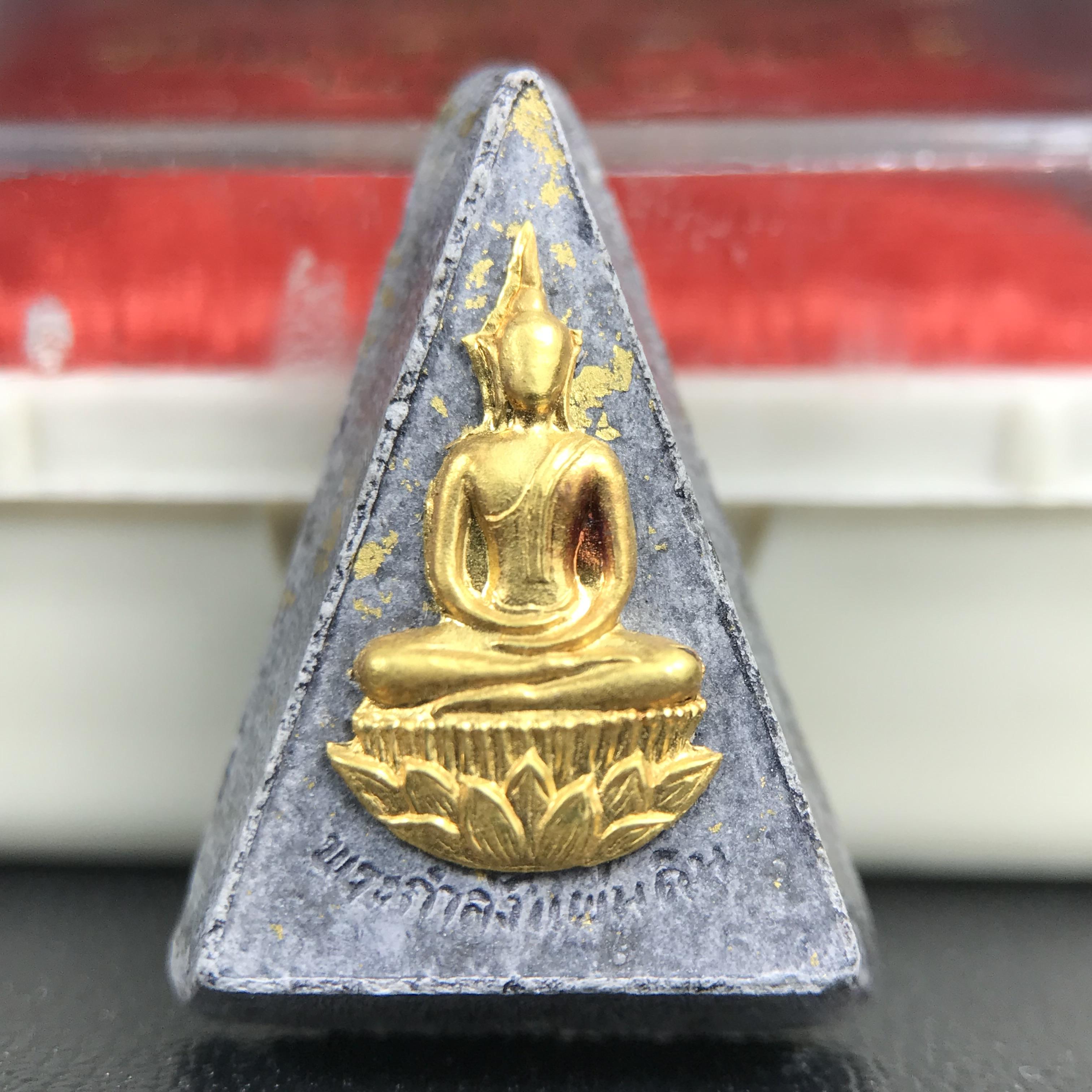 พระกำลังแผ่นดิน พระราชทาน วัดบวรนิเวศวิหาร ปี 2539 พิมพ์เล็กหน้ากากทองคำ (ในหลวง รัชกาลที่ 9 พระราชทานมวลสารจิตรลดา)นิยมหายาก