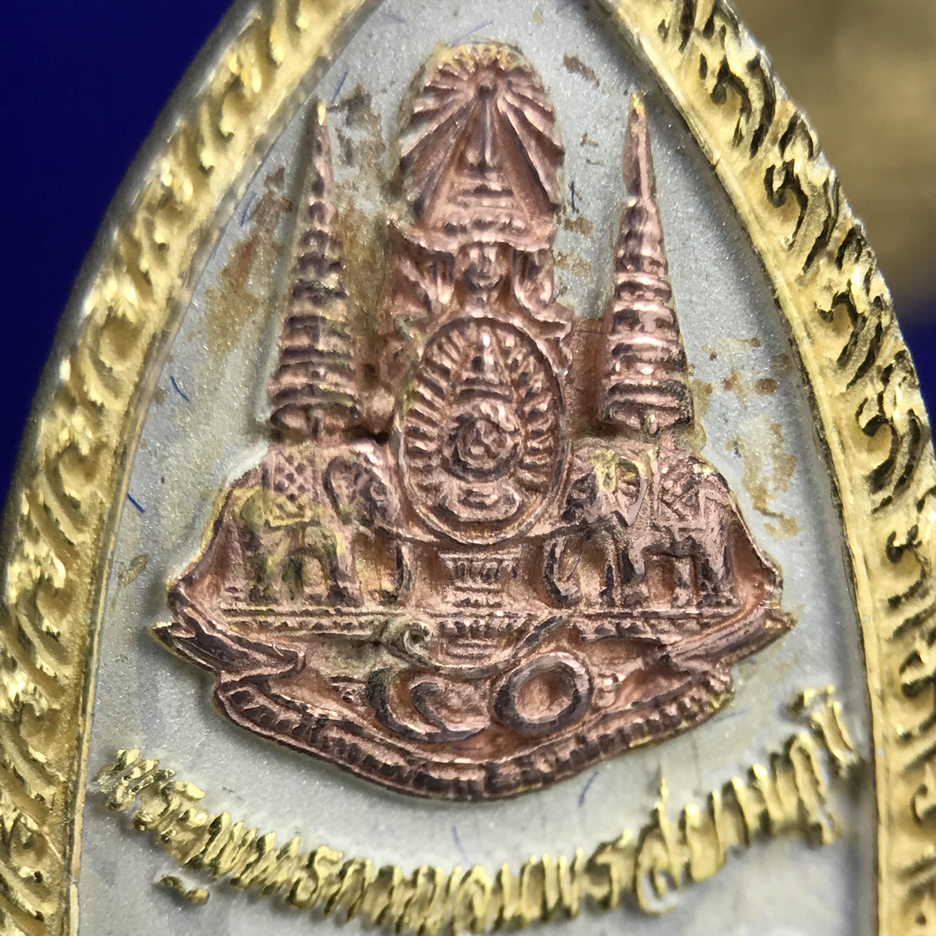 พระพุทธกาญจนพรสยามภูมิ ภปร. ปี 2539 เนื้อเงินสามกษัตริย์พื้นทรายประกาย(ผิวเดิมสวย) พิมพ์ทรงใบขนุน ขนาด3.2ซม. พระพุทธรูปประจำพระชนมวาร รัชกาลที่9 จัดสร้างในวโรกาสทรงครองสิริราชสมบัติครบ50ปี(องค์หมายเลขมหามงคลเลข ๙๙๙(เจริญก้าวหน้าในทุกด้าน)(1 ใน 5000 องค์)