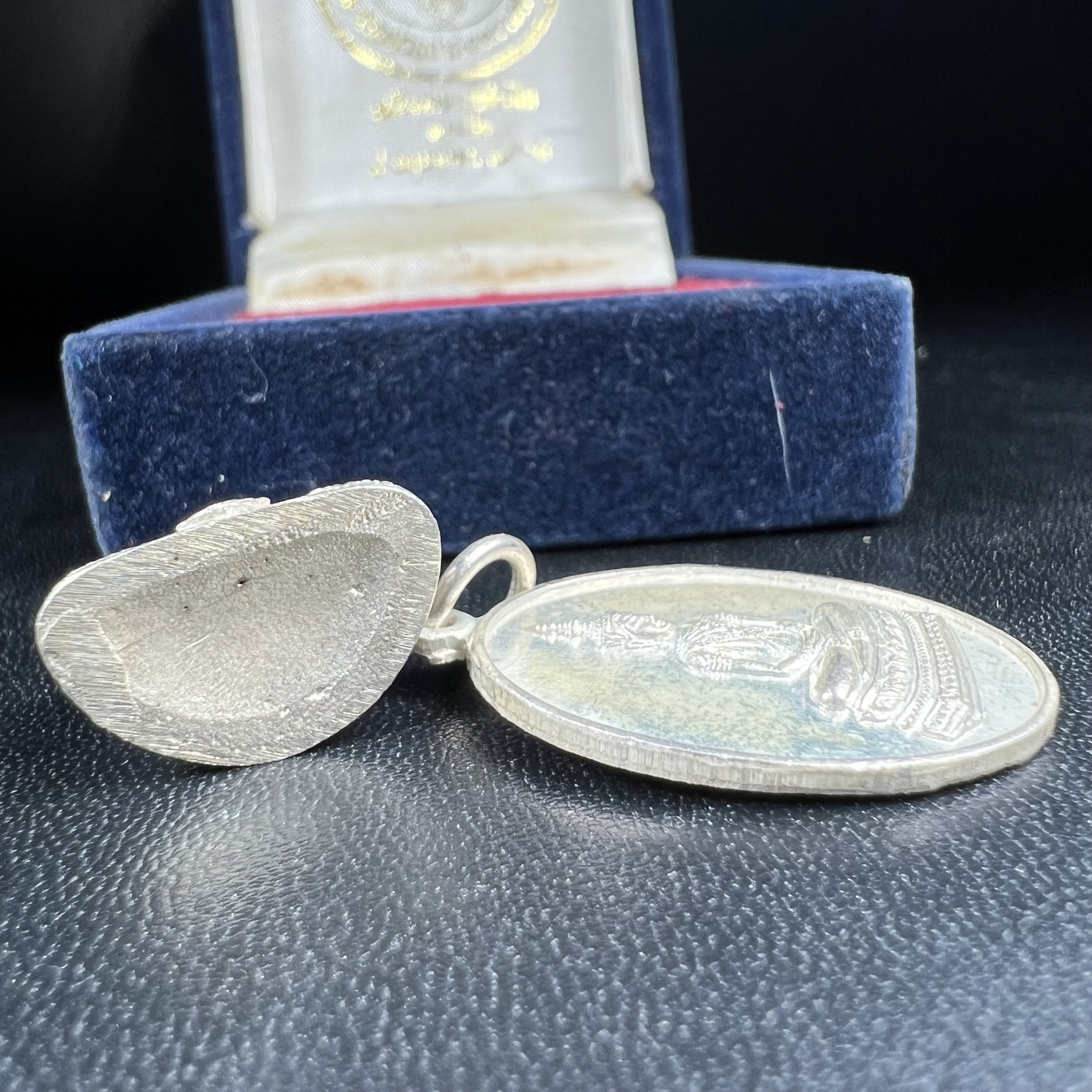 พระวาสนะเวศม์ พร้อมเหรียญ ชุดกรรมการ เนื้อเงิน(หายากพบเจอน้อย) สร้างในโอกาสสมเด็จย่าทรงเปิดสถานสงเคราะห์คนชรา 8 พฤษภาคม ปี 2530 กรมประชาสงเคราะห์จัดสร้าง พิธีปลุกเสก วัดบวรนิเวศวิหาร