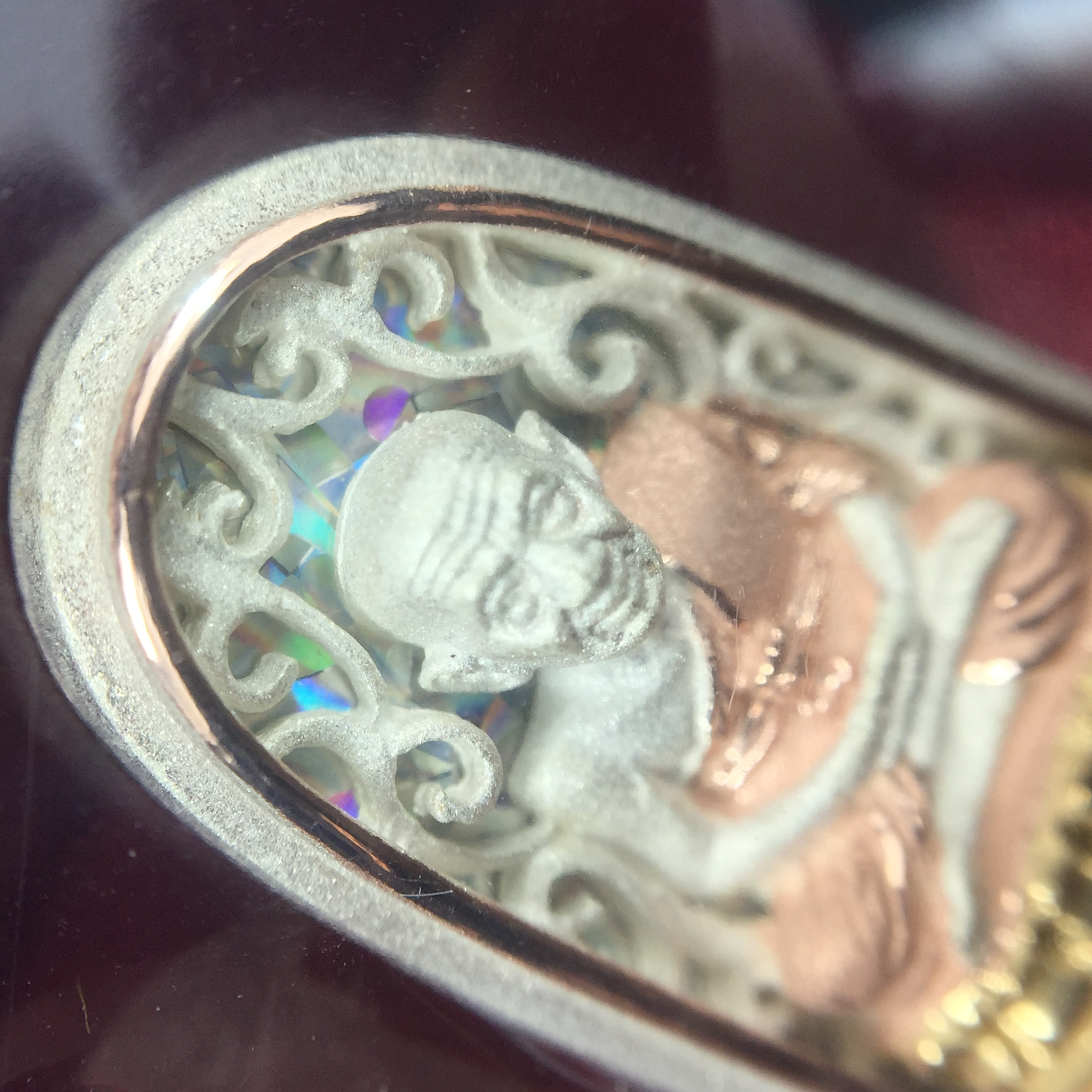 เหรียญหลวงพ่อทวด รุ่น มงคลบารมี วัดประสาทบุญญาวาส ปี 2545 เนื้อเงินสามกษัตริย์ พิมพ์ทรงพระรอด(ขนาด 2.2*1.5 ซม.)ฉลุลายฉากพื้นหลังสามมิติเปลือกหอยมุกสวยงาม ตอกโค๊ต ก(กรรมการ)พร้อมกล่องบรรจุเดิม