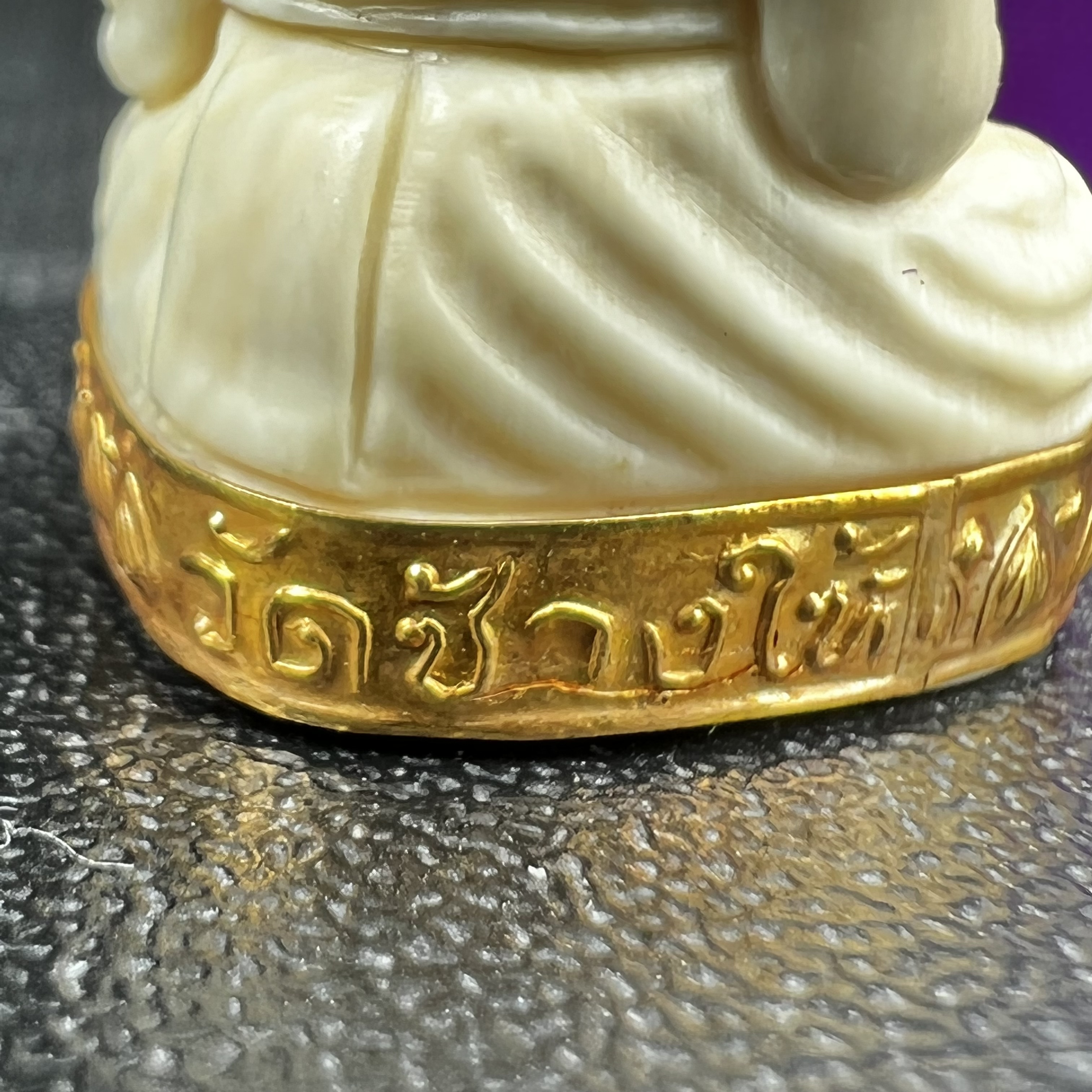 สมเด็จหลวงปู่ทวด รุ่นคชสารหมื่นปี (ศิลปาชีพ) วัดช้างให้ ปี2541(พิมพ์ลอยองค์ฐานทองคำโค๊ตทองคำ)นิยมหายาก