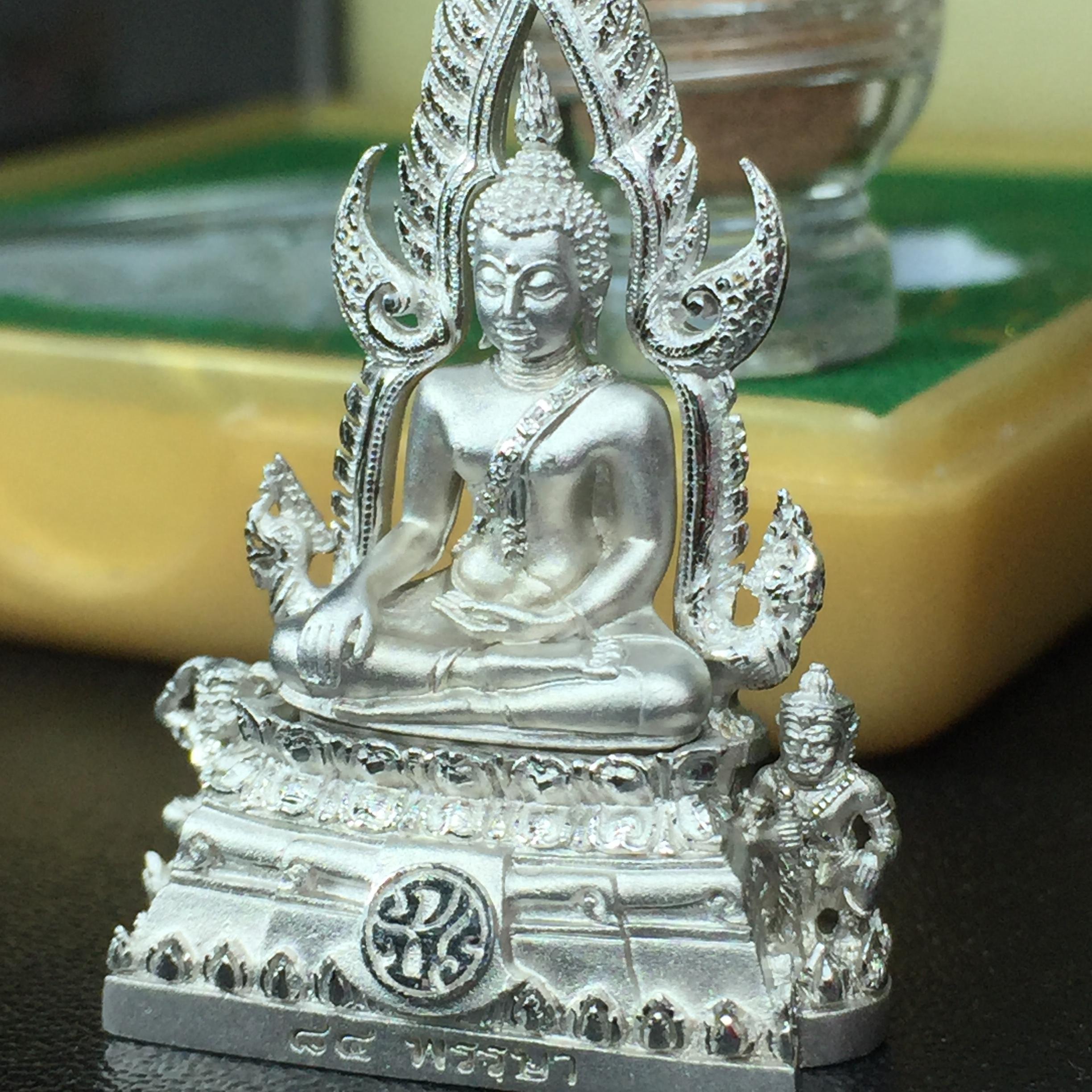 พระพุทธชินราช(จำลอง) ภปร. 84 พรรษา เนื้อเงินชุบทองคำขาว พิมพ์กลางขนาดหน้าตัก 1/2 นิ้ว(1ใน5000องค์) )(พระราชทานมวลสาร จิตรลดาและเส้นพระเจ้า(เส้นผม)รัชกาลที่9)