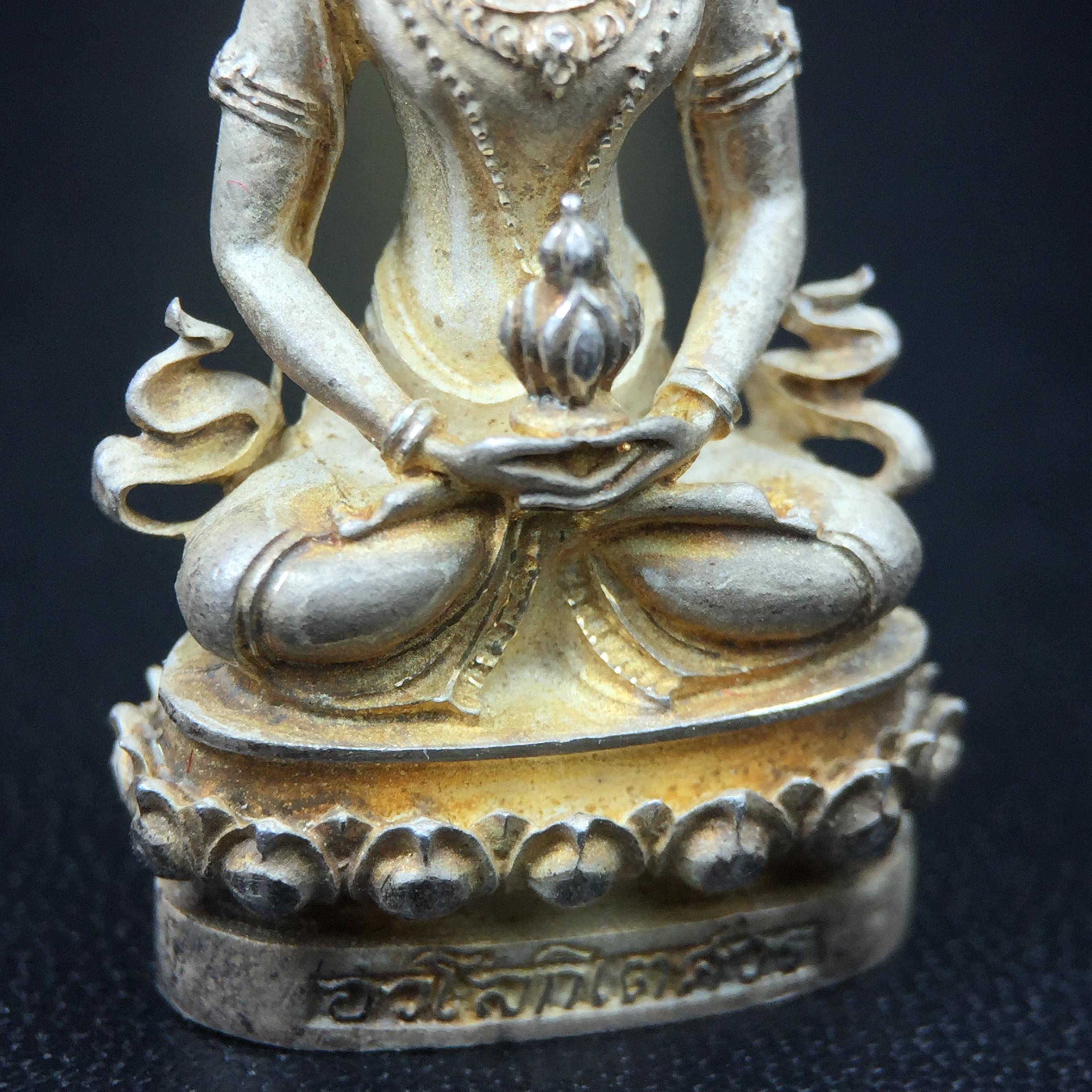 พระกริ่งอวโลกิเตศวร ( เจ้าแม่กวนอิม ) วัดโพธิ์แมนคุณาราม เนื้อเงิน พ่นทราย(ผิวเดิม ขึ้นสีรุ้งธรรมชาติ แบบนิยม เสน่ห์ของพระเนื้อเงิน) รุ่นอุดมโภคทรัพย์ พ.ศ.2539(อีกหนึ่งรุ่นยอดนิยม พุทธศิลป์สวยงดงาม)