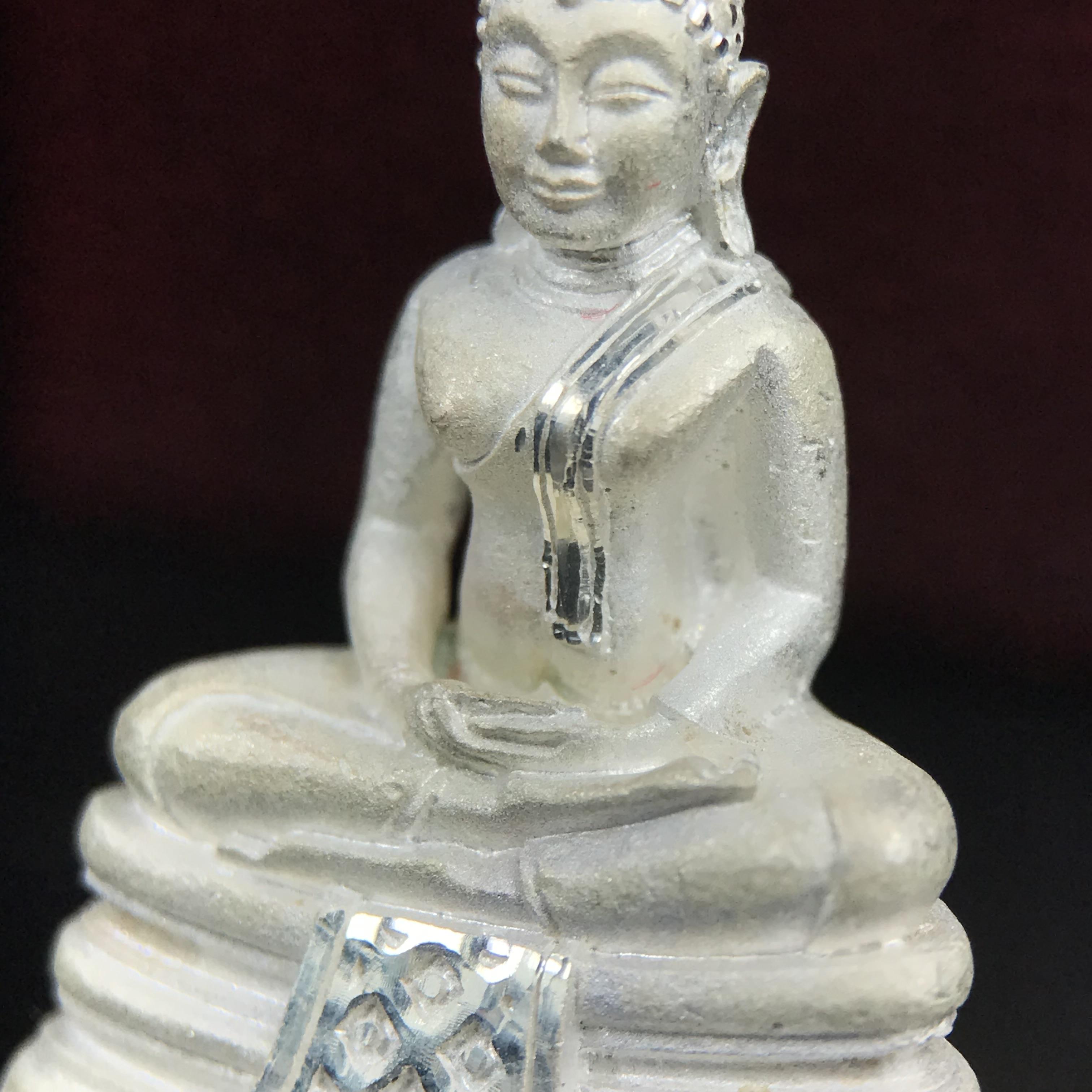 พระพุทธโสธร(หลวงพ่อโสธร) รุ่นสร้างอุโบสถ ปี2539 เนื้อเงินทรายนวลขัดเงาบางส่วน ลอยองค์พิมพ์ใหญ่ สภาพสวยกล่องบรรจุเดิมครบสมบูรณ์(งานแพรนด้า จิวเวลรี่)สวยงดงาม