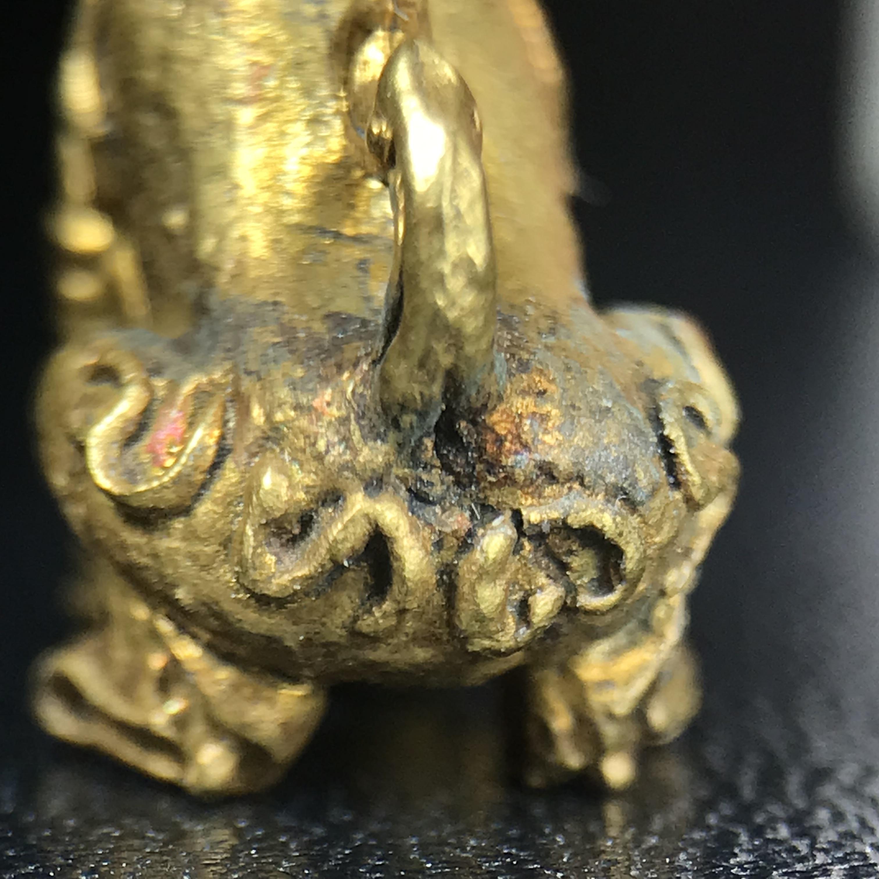 สิงห์เจ้าพ่อดำ วัดบุพพาราม จ.เชียงใหม่ ปี 2518 เนื้อกะไหล่ทอง(ตอก 2 โค๊ต)หายาก(สภาพผิวเดิมสวยเดิมกล่องครบ) สิงห์รุ่นนี้มีพิธีดีมีเกจิอาจารย์ที่ร่วมปลุกเสกมากมาย****เครื่องราง ที่พระบาทสมเด็จพระเจ้าอยุ่รัชกาลที่ ๙ ทรงเสด็จฯประกอบพิธีด้วยพระองค์เอง