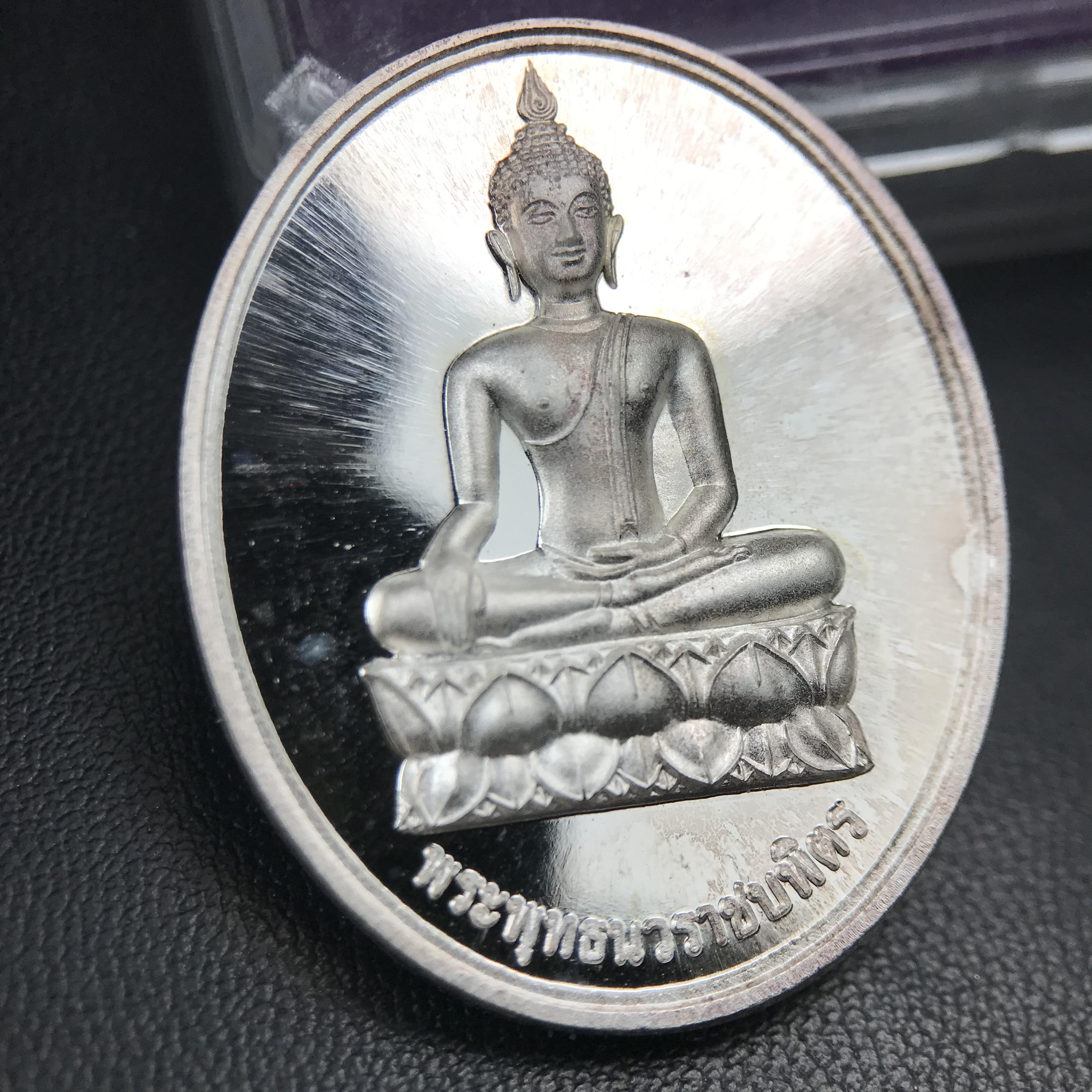 พระพุทธนวราชบพิตร ภปร. ที่ระลึก 7รอบ 84พรรษา ในหลวงรัชกาลที่ 9 วัดตรีทศเทพ จัดสร้าง พ.ศ. 2554 เหรียญเนื้อเงินสภาพสวยกล่องเดิมครบ ตอกโค๊ตและหมายเลข ๔๐๔๒ (1 ใน 9000 เหรียญ)***นิมิตหมายแห่งคุณพระรัตนตรัย และความผูกพันระหว่างพระมหากษัตริย์กับพสกนิกร***