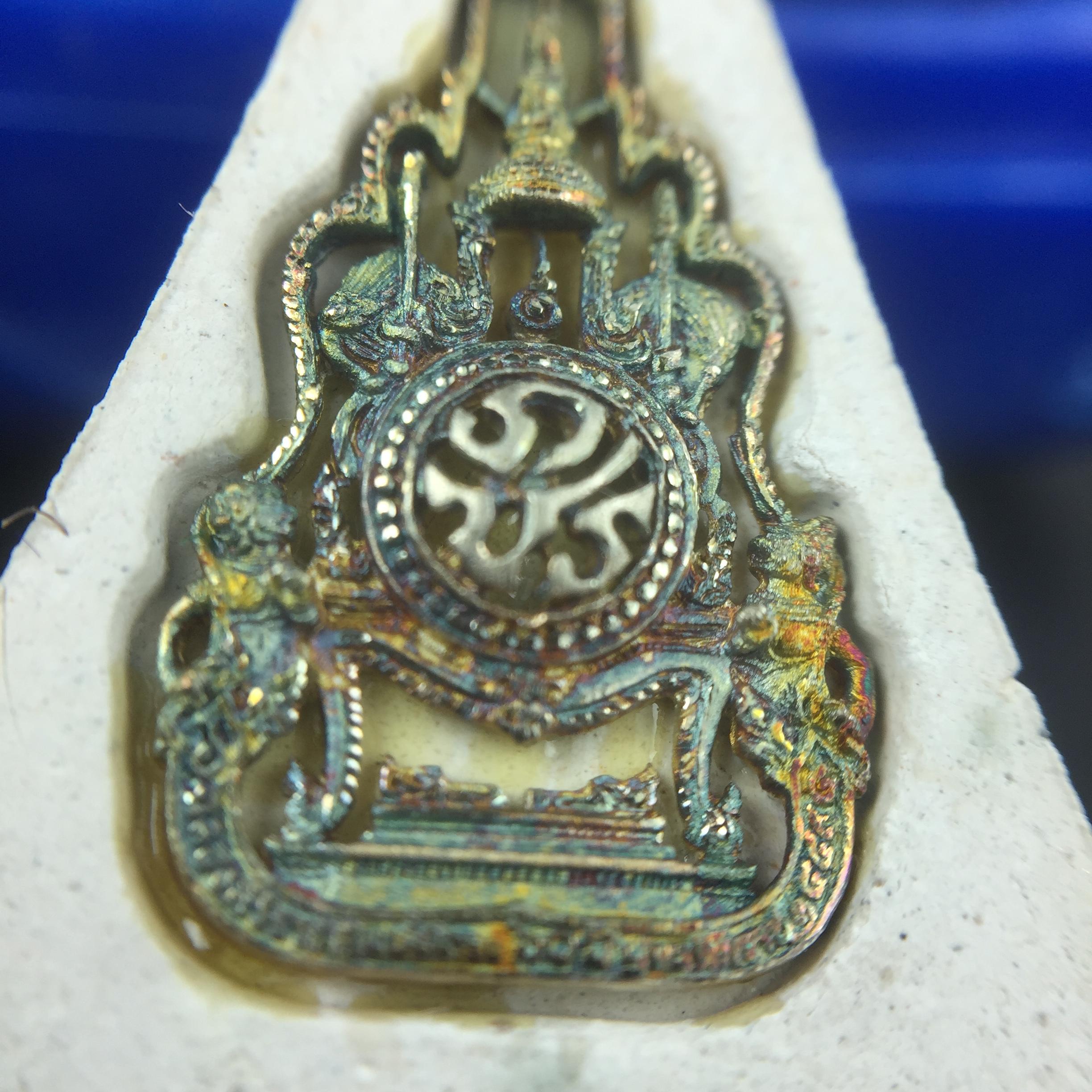 พระแก้วมรกต(จำลอง)ทรงเครื่องฤดูร้อน พระผงบูชา ด้านหน้าปิดทอง ด้านหลังตราฉลองสิริราชสมบัติครบ 60ปี เนื้อเงินขึ้นสีรุ้งธรรมชาติสร้างสรรค์งดงาม(รุ่นนี้ได้พระราชทานเส้นพระเจ้า(เส้นผม)รัชกาลที่9ในการจัดสร้าง)***องค์นี้พิเศษมองเห็นเส้นผมติดอยู่ด้านหลังชัดเจน***