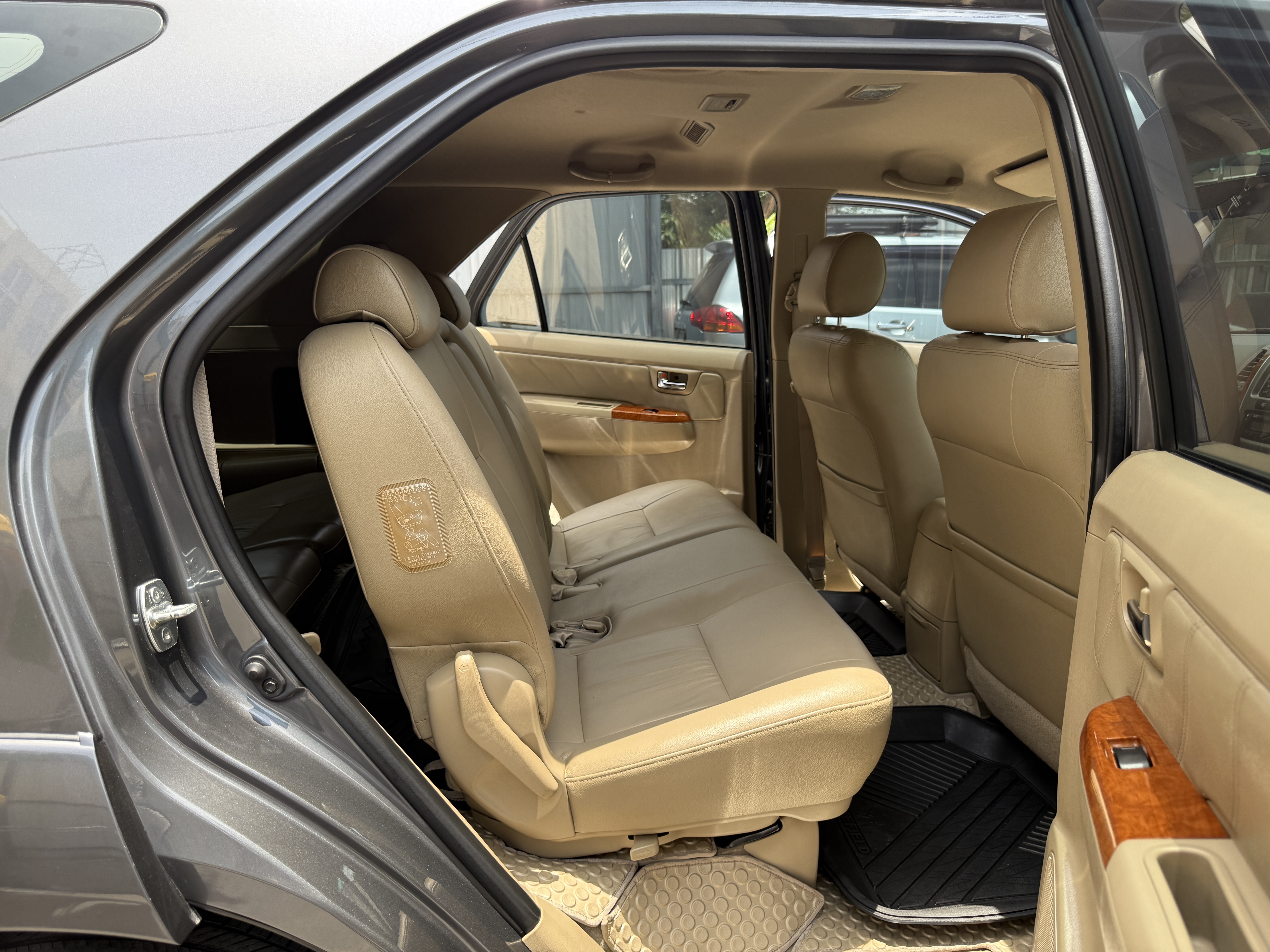 Toyota Fortuner 3.0 V 2WD At 2011 เทาดำ