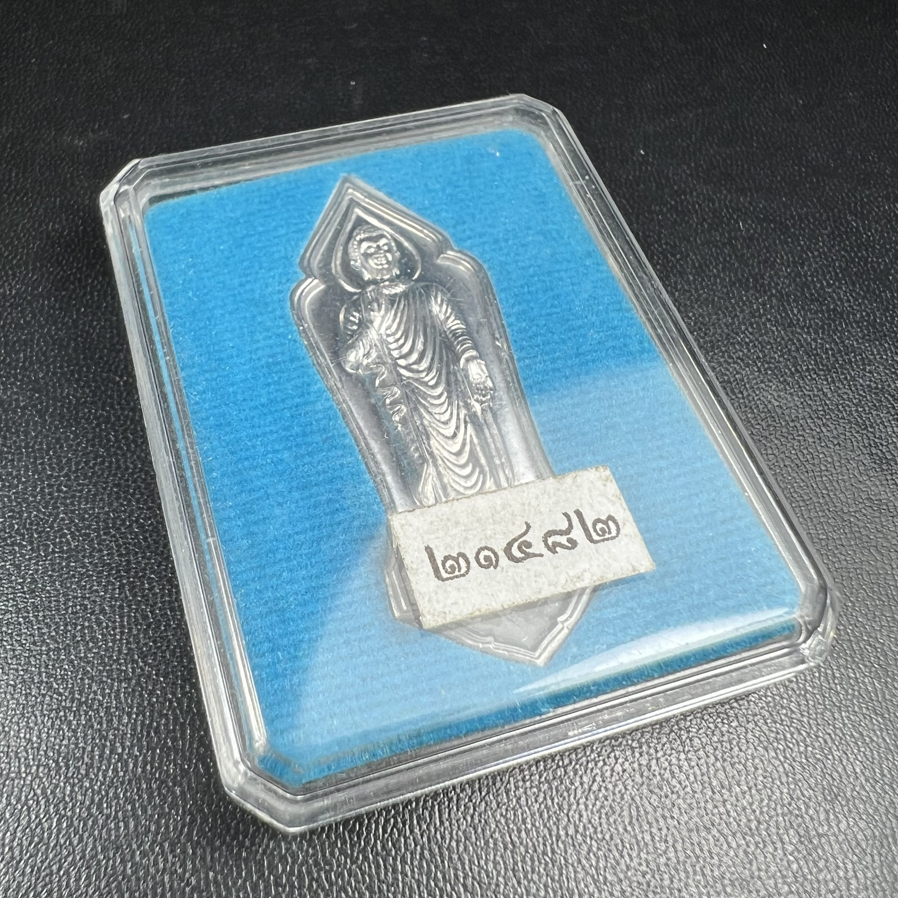 เหรียญที่ระลึกพระพุทธเมตตาประชาไทยไตรโลกนาถคันธารราฐอนุสรณ์ หลัง ภปร. และ สก. วัดทิพย์สุคนธาราม จ.กาญจนบุรี ปี 2558 เนื้อชิน(ตะกั่ว) ขนาดสูง 4.6 ซม. ที่ระลึก ร.9 พระชนมพรรษาครบ 7 รอบ และ สมเด็จพระราชินี พระชนมพรรษา 80 พรรษา พิธีใหญ่