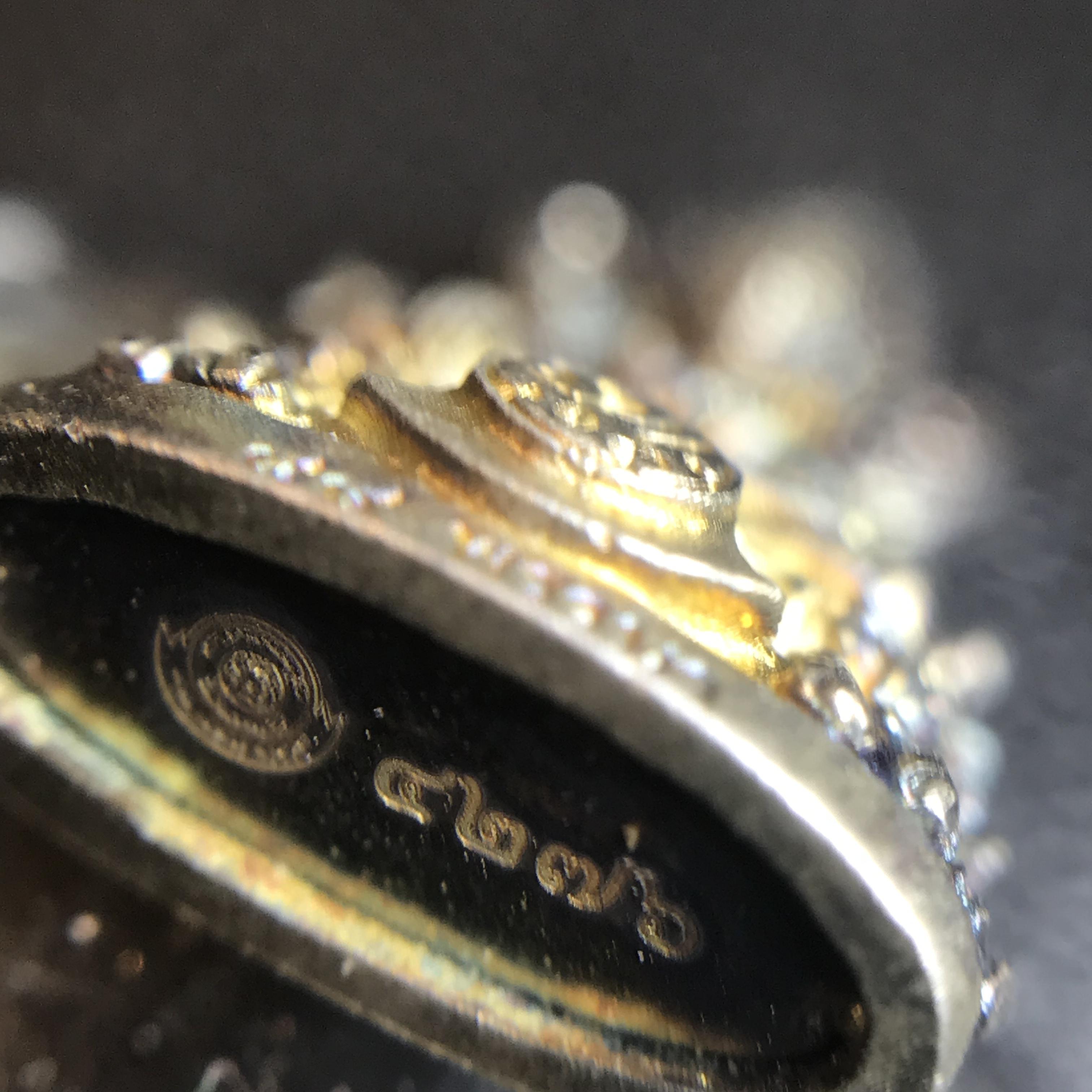 พระพุทธชินราช(จำลอง) ภปร 84 พรรษา เนื้อเงินชุบทองคำขาว พิมพ์เล็กขนาดหน้าตัก 1/4 นิ้ว สภาพผิวเดิมขึ้นผิวรุ้งสวยงาม