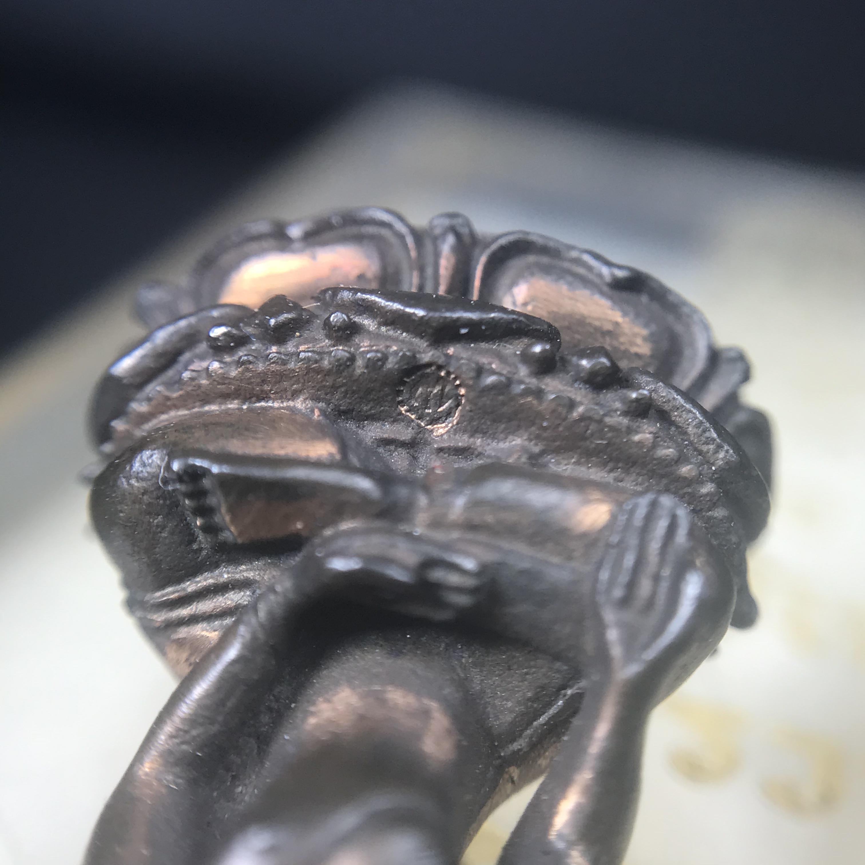 พระกริ่งไพรีพินาศ(รุ่นแรก สมเด็จพระญาณสังวร) วัดเพชรวราราม รุ่นเขาค้อ เนื้อนวโลหะ ตอกโค้ต ปี2520 จ.เพชรบูรณ์(คัดสภาพสวยครบกล่องบรรจุเดิม)(1ใน2309 องค์)